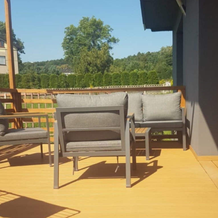 Kovová zahradní sestava Bjørkka EDISON CAFFE Dark Grey fotografie realizace 3