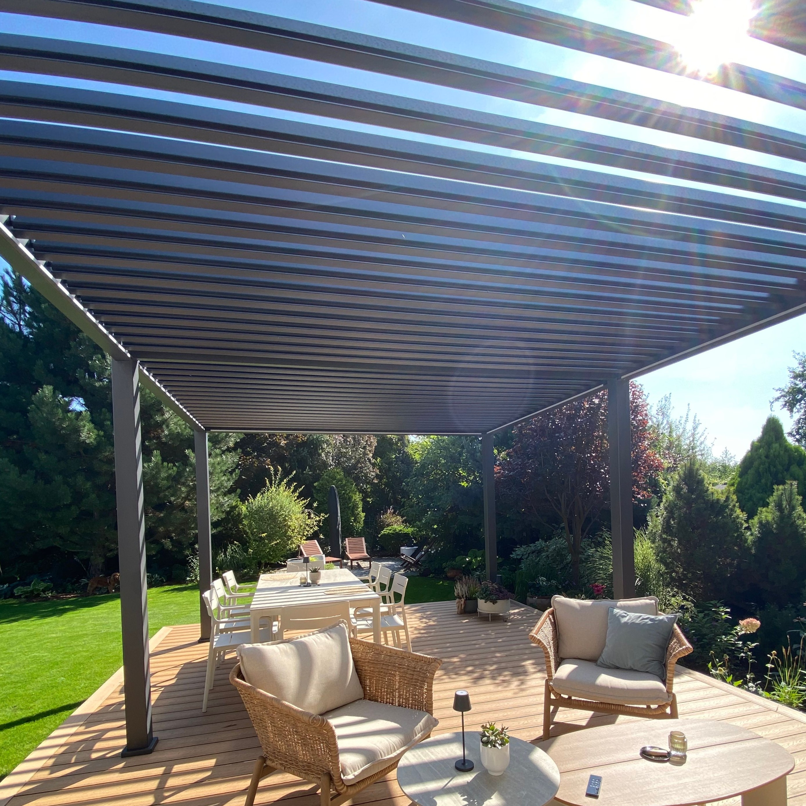 Zahradní pergola DELUXE Automatic + LED 3,6x5,3 Antracit - Gutroof fotografie realizace 2