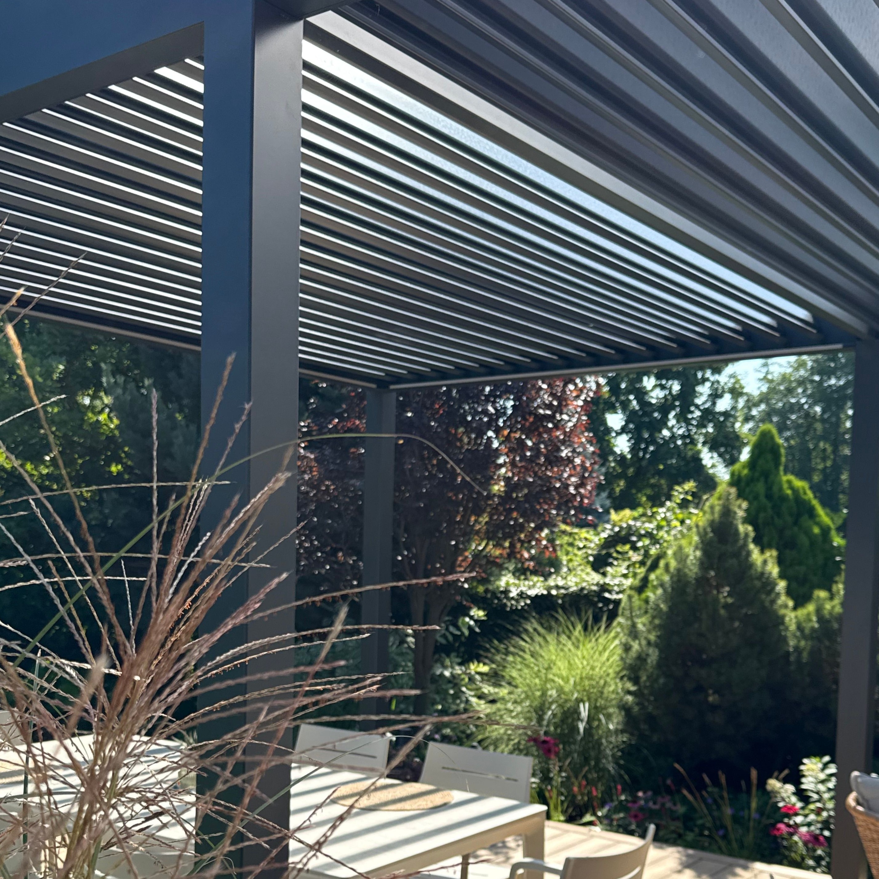 Zahradní pergola DELUXE Automatic + LED 3,6x5,3 Antracit - Gutroof fotografie realizace 4