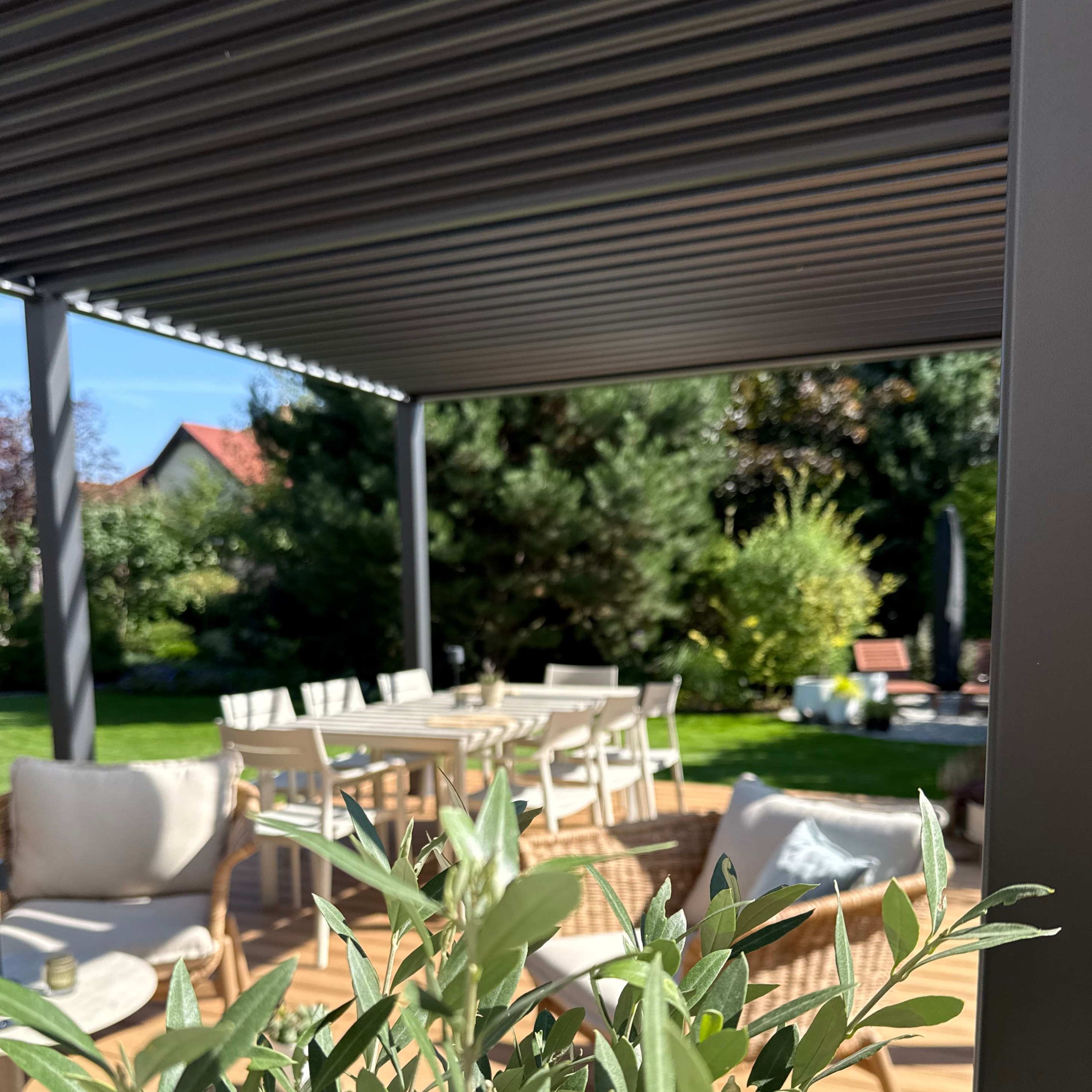 Zahradní pergola DELUXE Automatic + LED 3,6x5,3 Antracit - Gutroof fotografie realizace 5