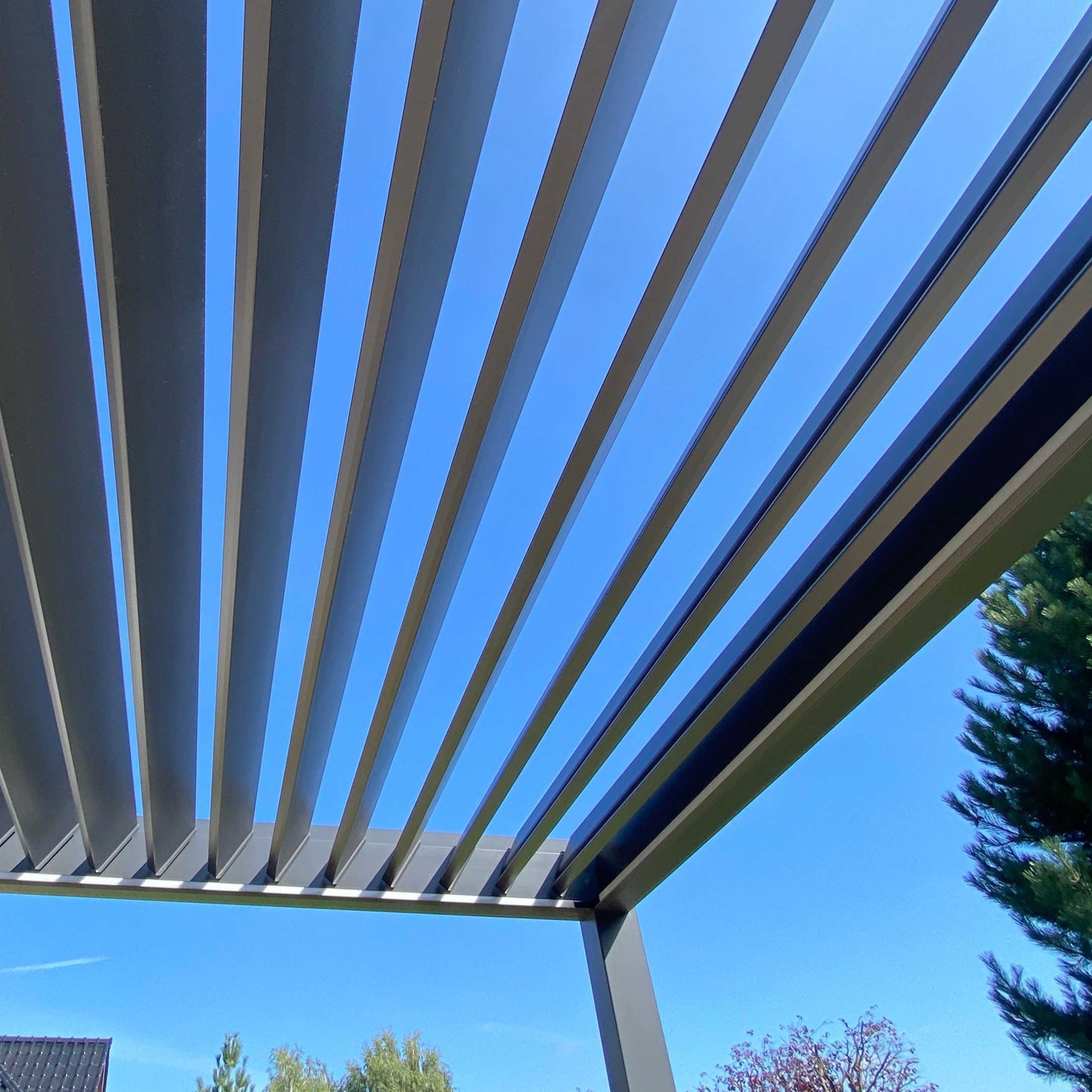 Zahradní pergola DELUXE Automatic + LED 3,6x5,3 Antracit - Gutroof fotografie realizace 6