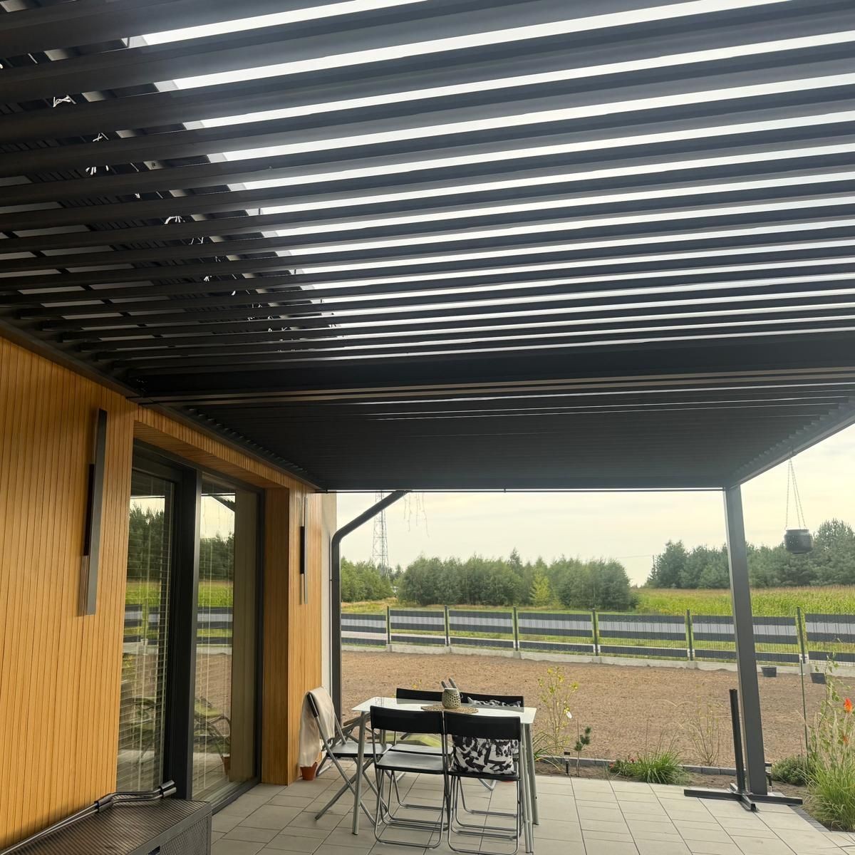 Hliníková pergola DELUXE Wall 3,6x4 Antracit - Gutroof fotografie realizace 1
