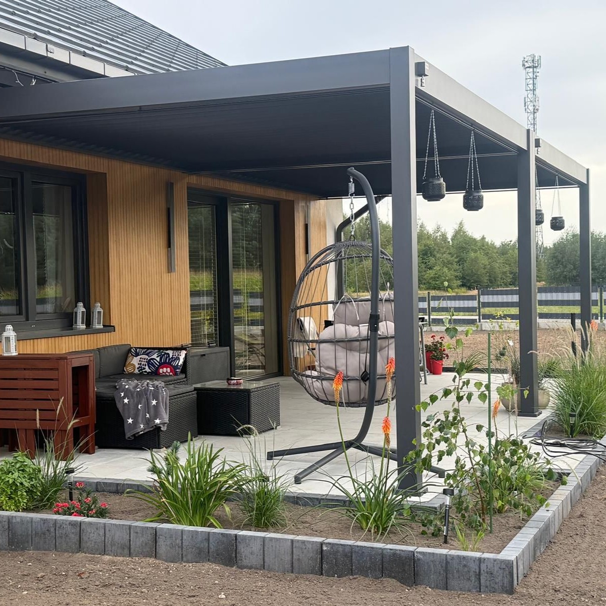 Hliníková pergola DELUXE Wall 3,6x4 Antracit - Gutroof fotografie realizace 3