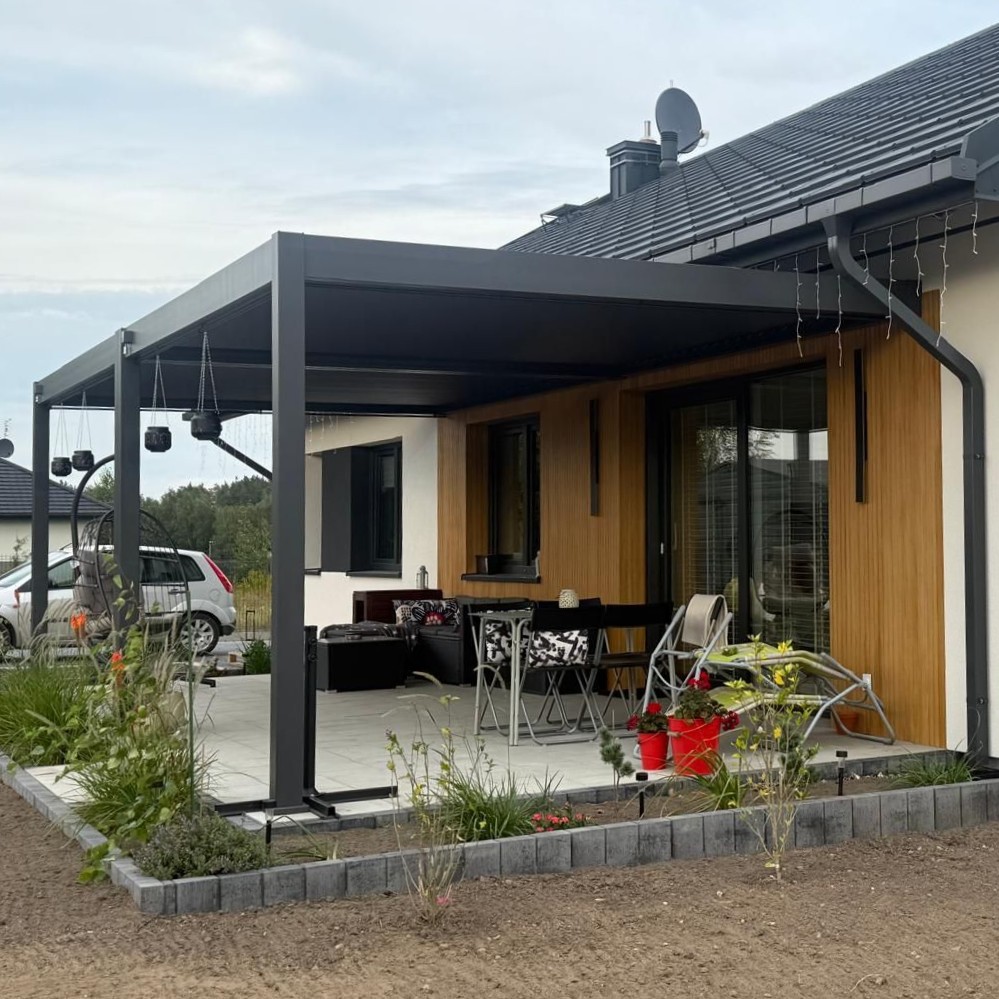 Hliníková pergola DELUXE Wall 3,6x4 Antracit - Gutroof fotografie realizace 4
