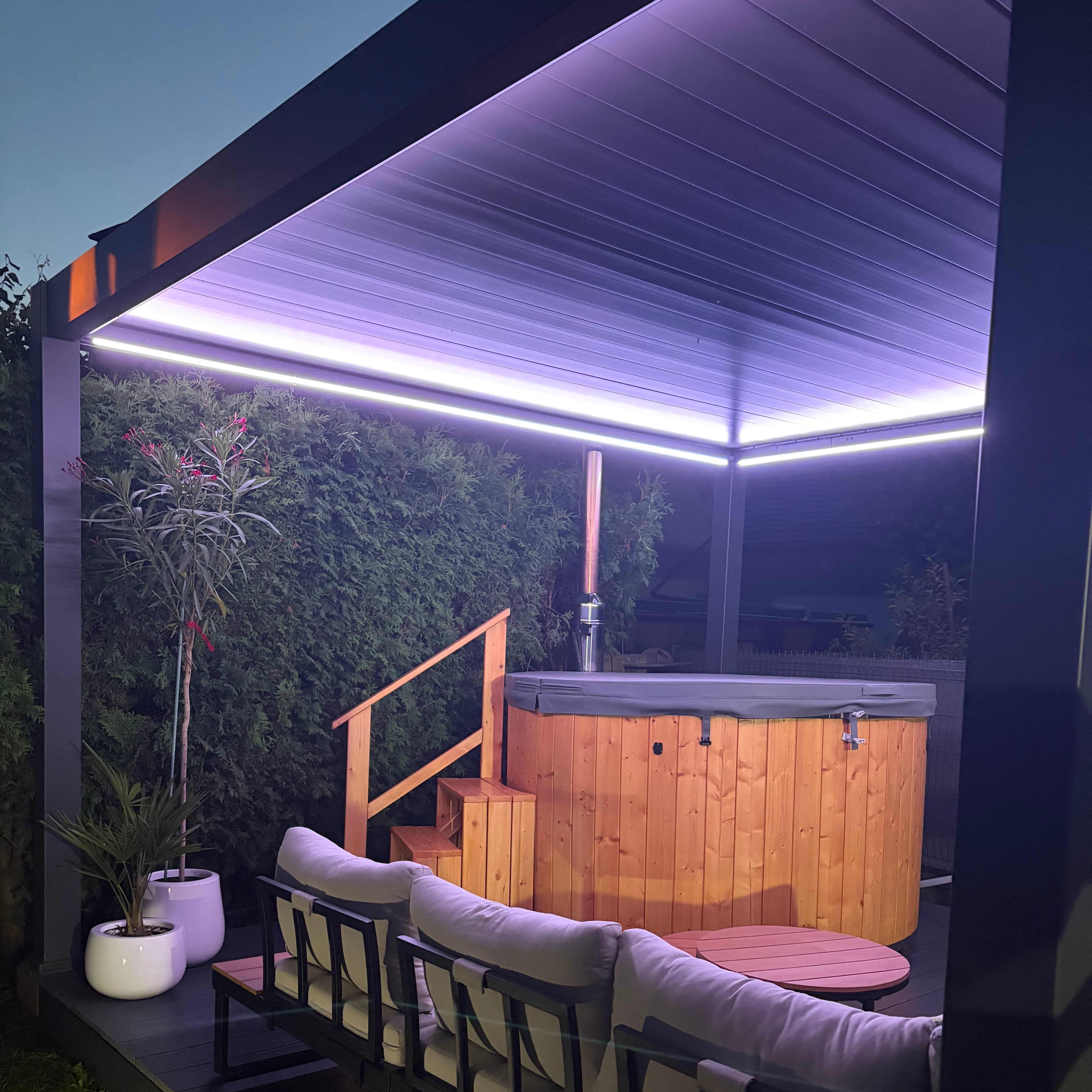 Zahradní pergola DELUXE PRO Automatic 4x4 + LED, Anthracite - Gutroof fotografie realizace 1