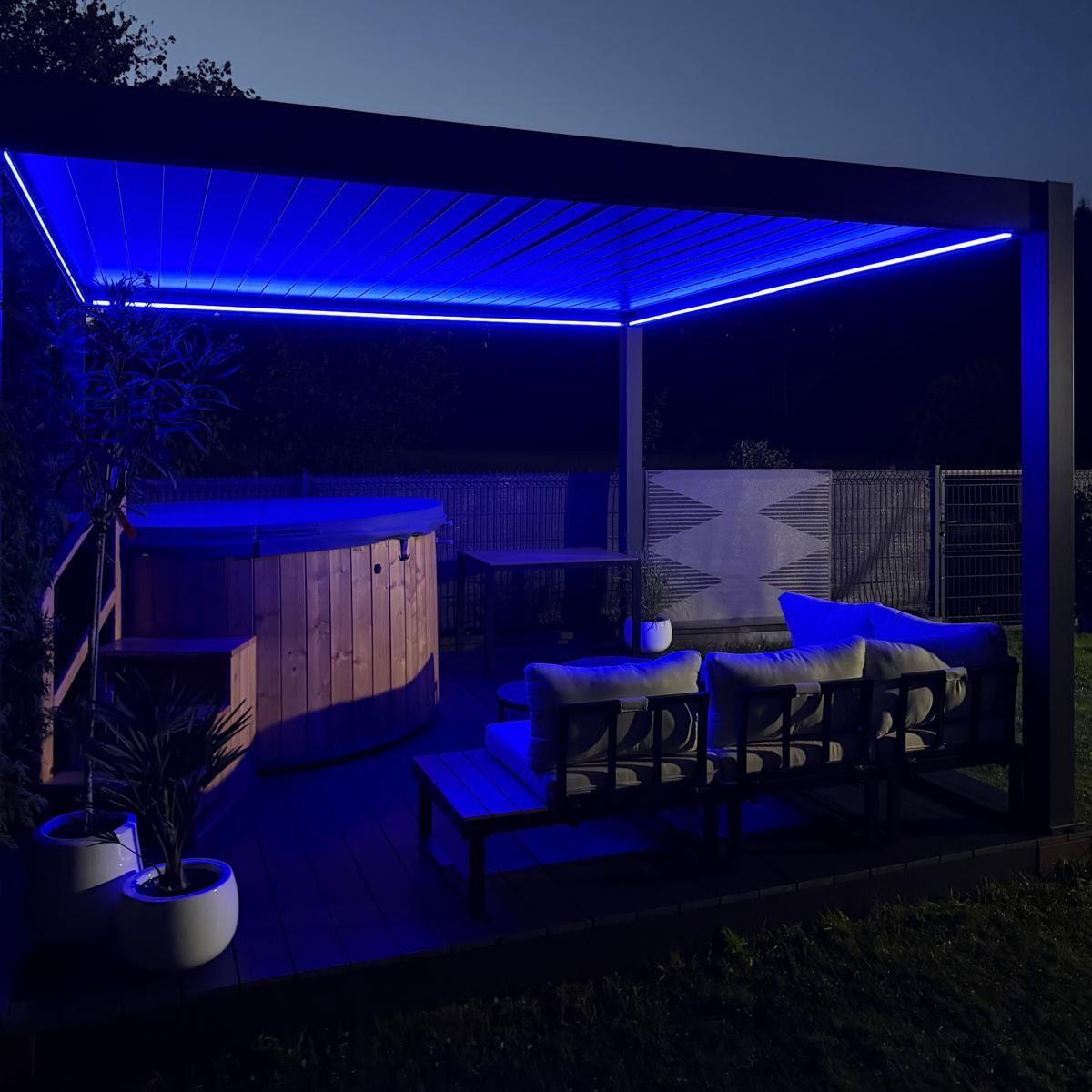 Zahradní pergola DELUXE PRO Automatic 4x4 + LED, Anthracite - Gutroof fotografie realizace 2
