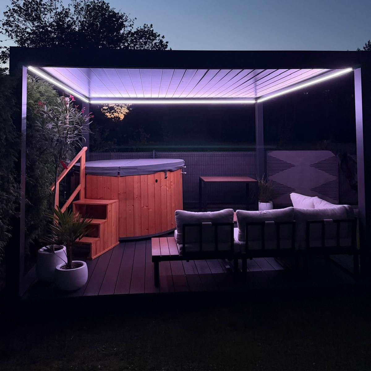 Zahradní pergola DELUXE PRO Automatic 4x4 + LED, Anthracite - Gutroof fotografie realizace 3
