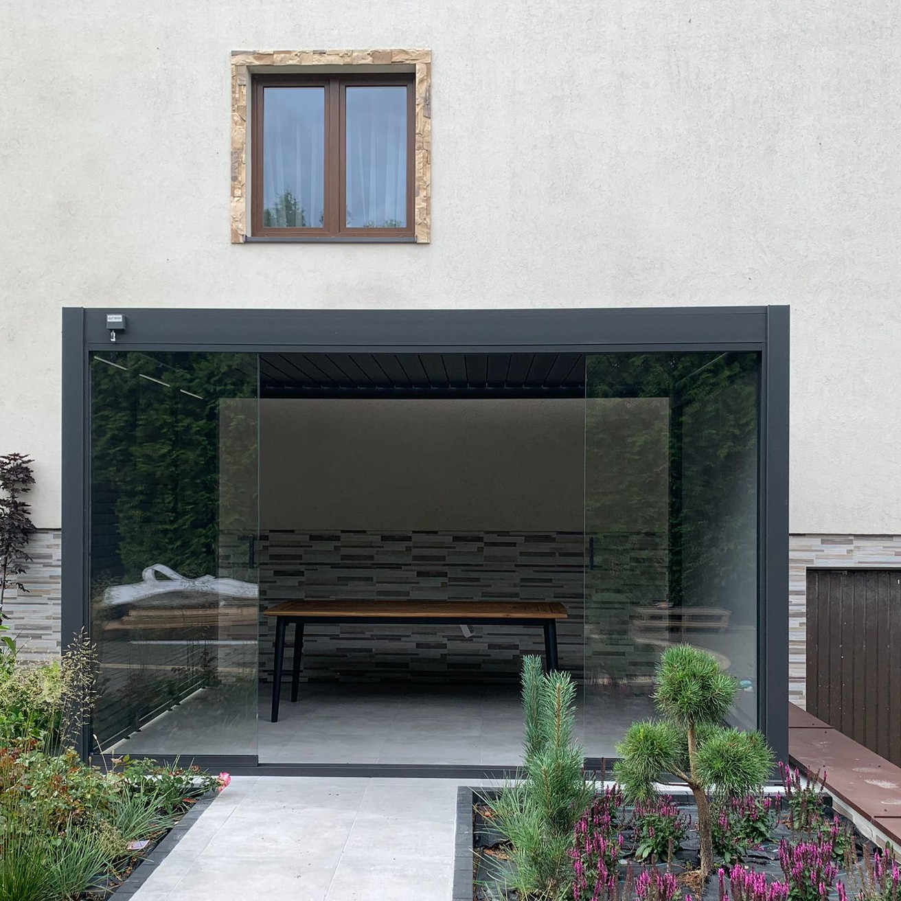 Posuvný skleněný panel pro pergolu ELEGANCE/DELUXE/FUSION 4m Antracit - Gutroof fotografie realizace 1