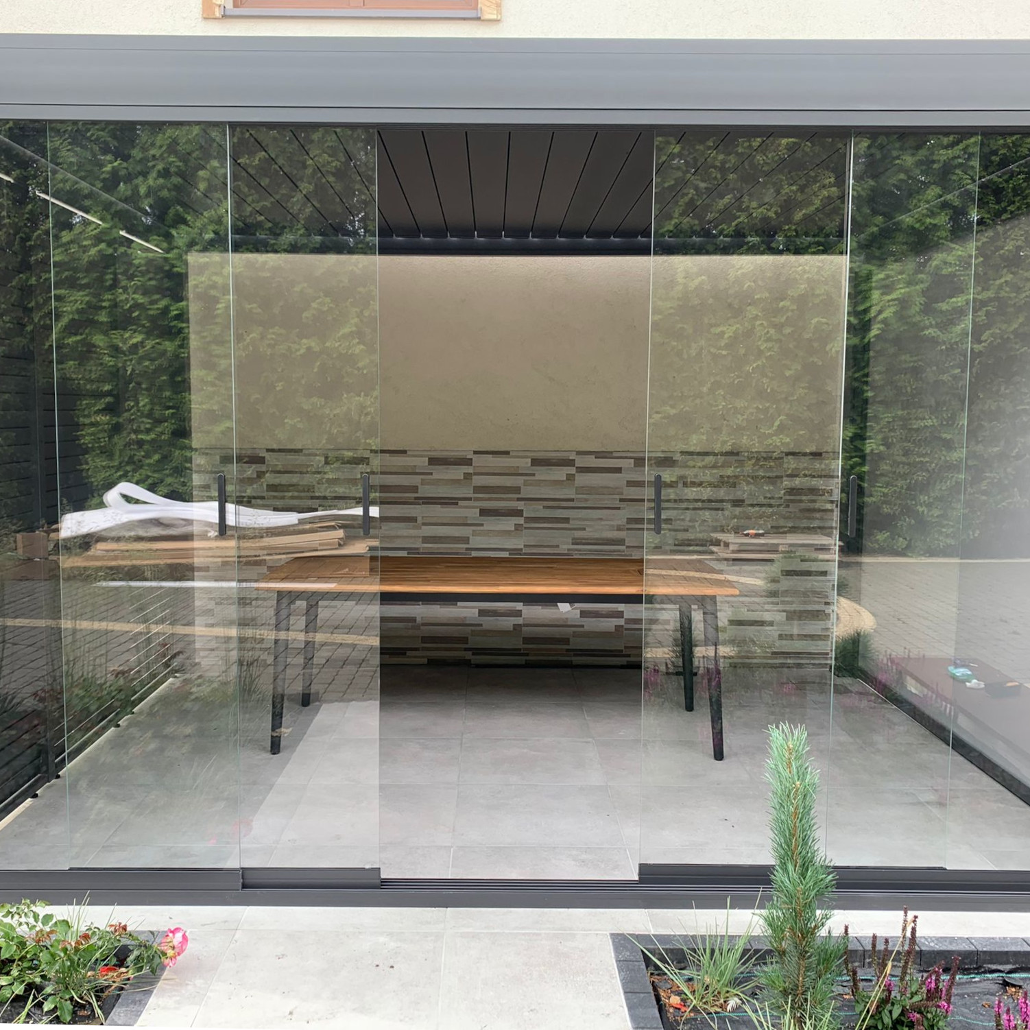 Posuvný skleněný panel pro pergolu ELEGANCE/DELUXE/FUSION 4m Antracit - Gutroof fotografie realizace 2