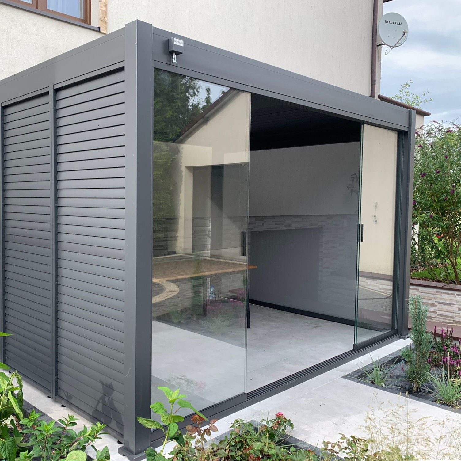 Posuvný skleněný panel pro pergolu ELEGANCE/DELUXE/FUSION 4m Antracit - Gutroof fotografie realizace 3