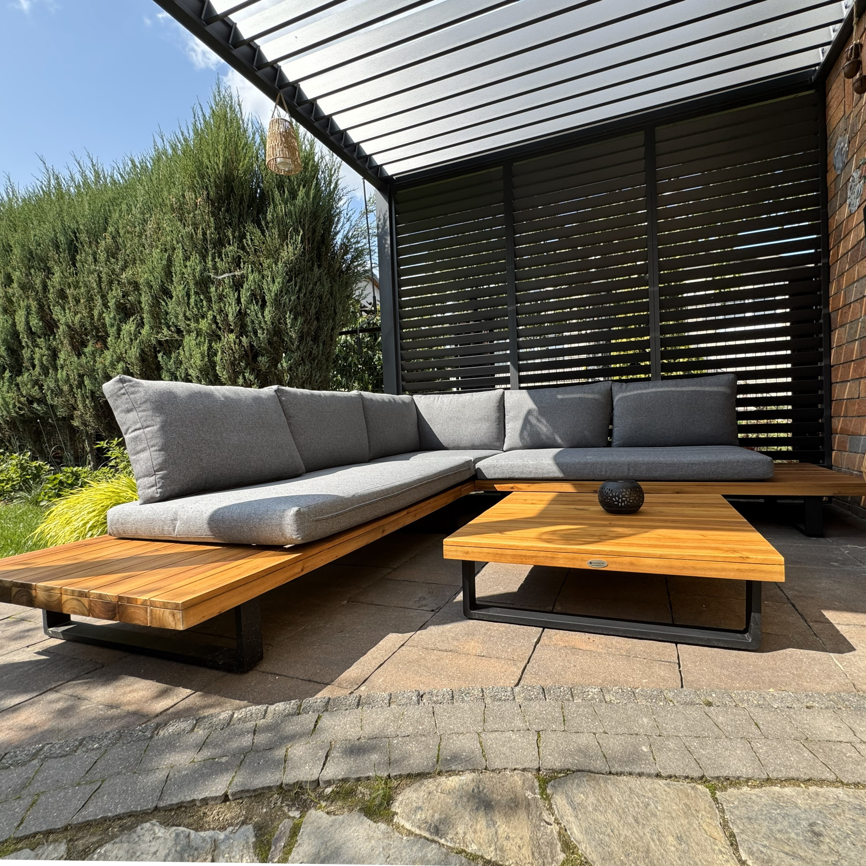 Zahradní dřevěná rohová lavice OSLO CAFFE Acacia Wood - Bjørkka fotografie realizace 2