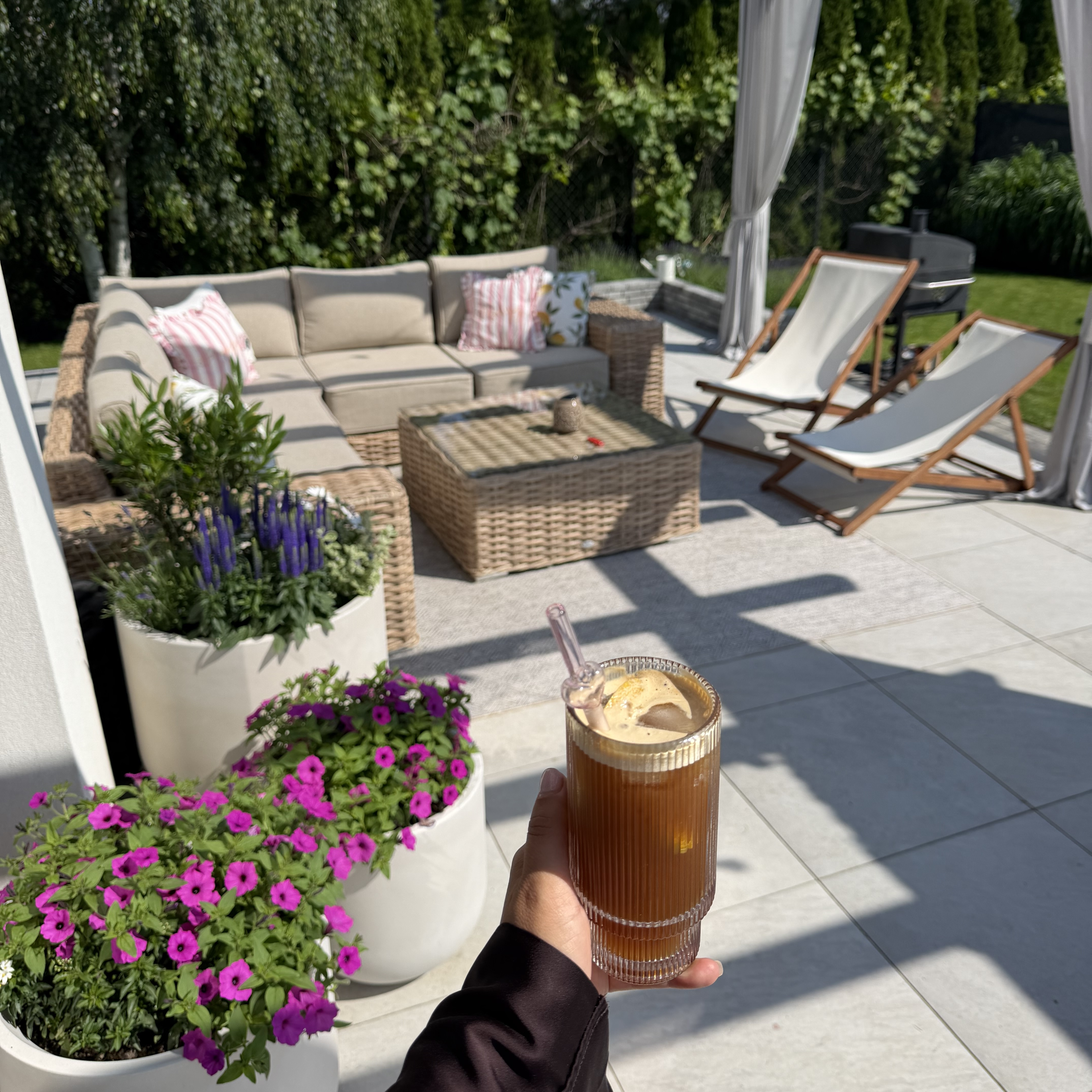 Hliníková rohová sestava Furrore VEGA CAFFE Beige fotografie realizace 1