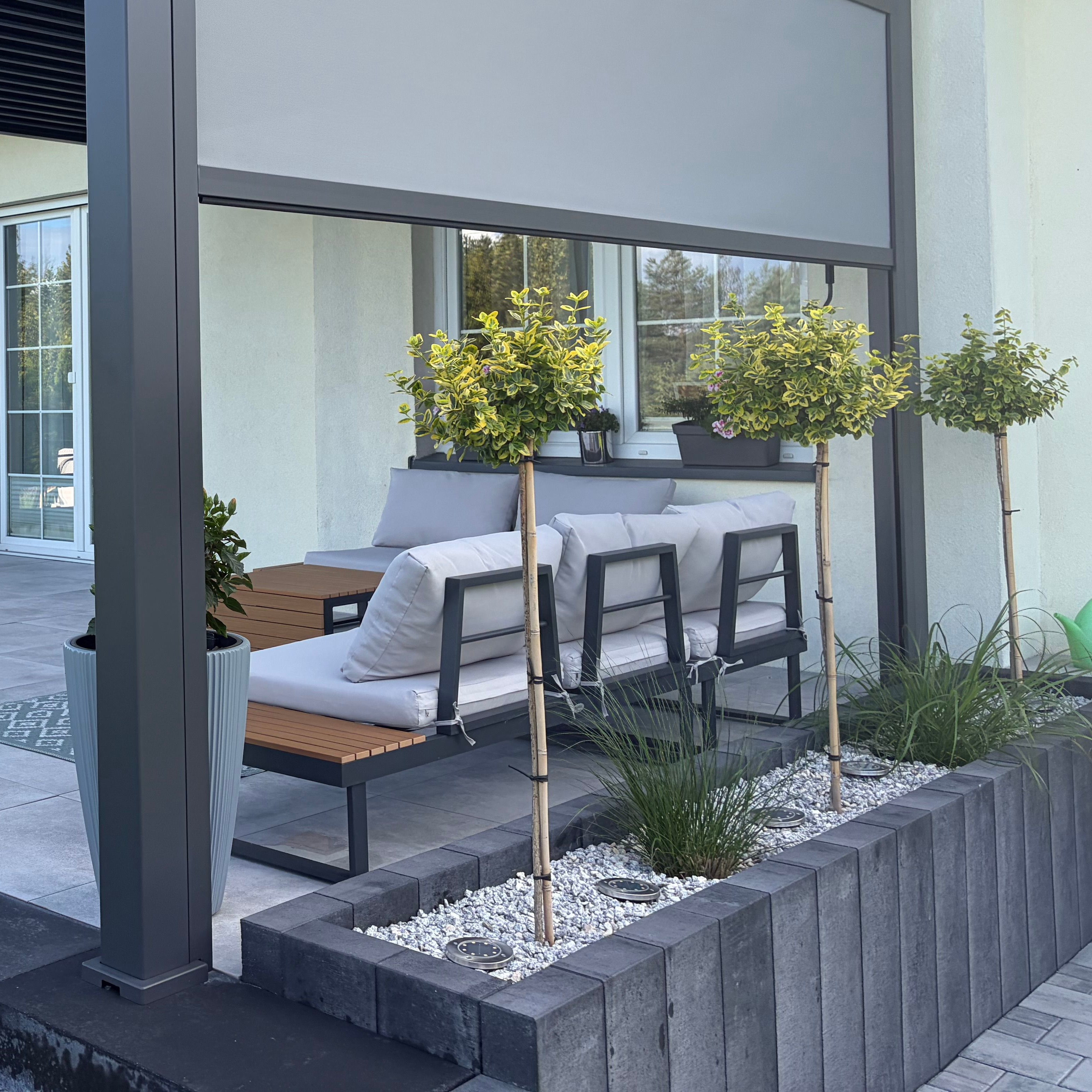 Zahradní rohová pohovka Bjørkka PASADENA Dark Grey fotografie realizace 1