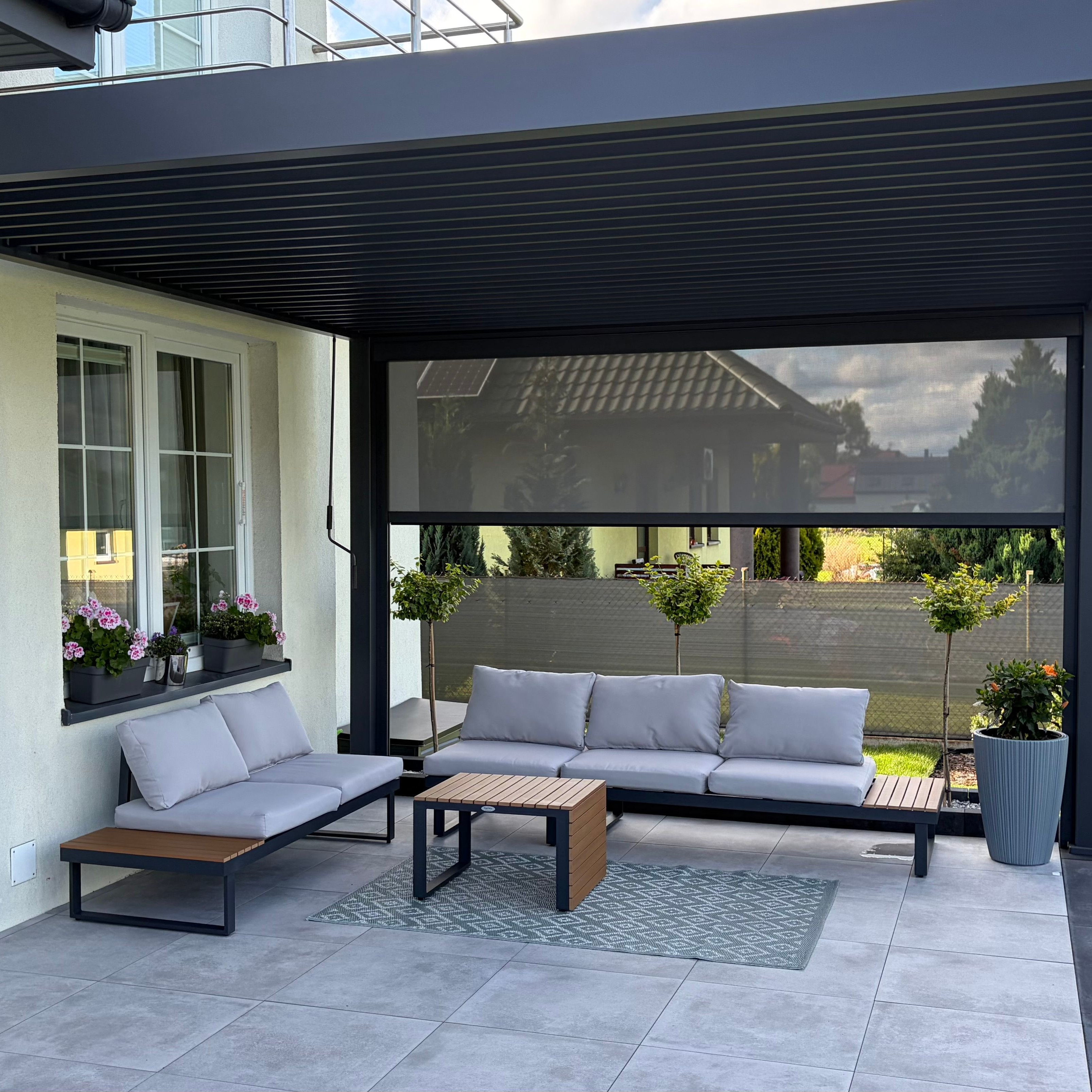 Zahradní rohová pohovka Bjørkka PASADENA Dark Grey fotografie realizace 3