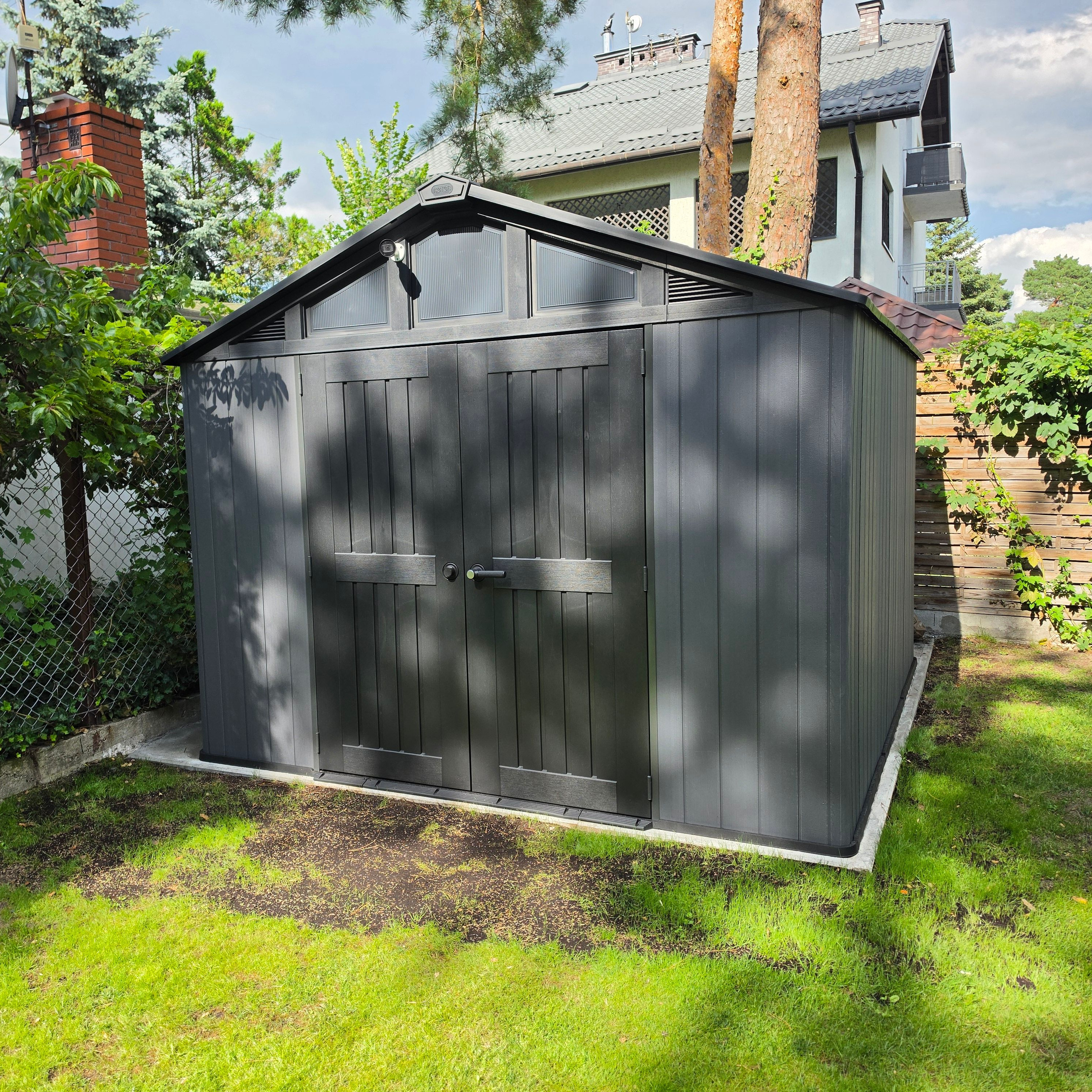 Zahradní domek STRONGHOLD SHED 10x11,5 šedý - Keter fotografie realizace 1