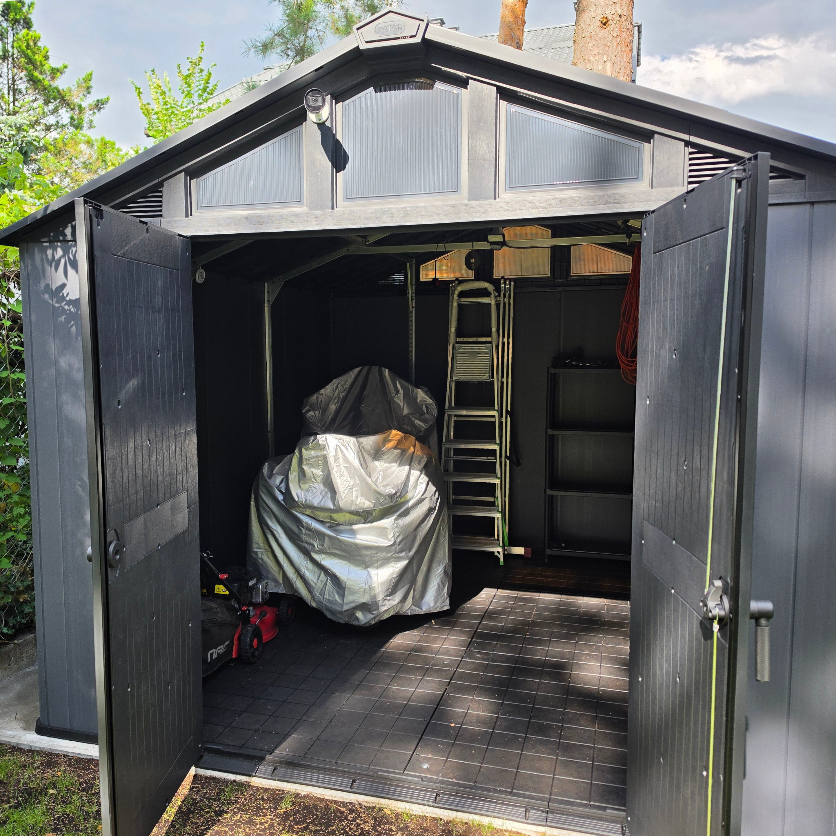 Zahradní domek STRONGHOLD SHED 10x11,5 šedý - Keter fotografie realizace 3