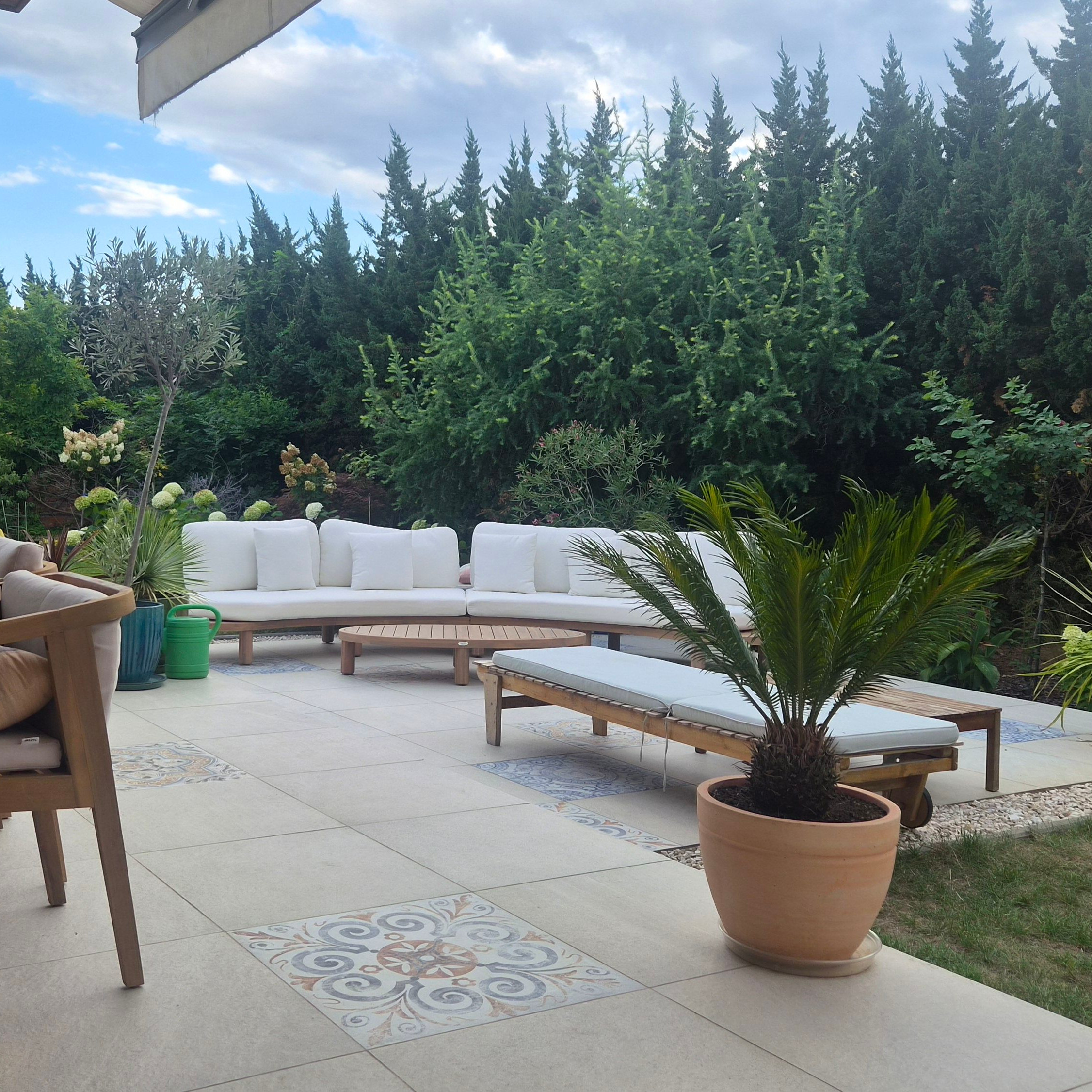 Dřevěný zahradní roh Bjørkka LUMIA CAFFE z akátu fotografie realizace 7