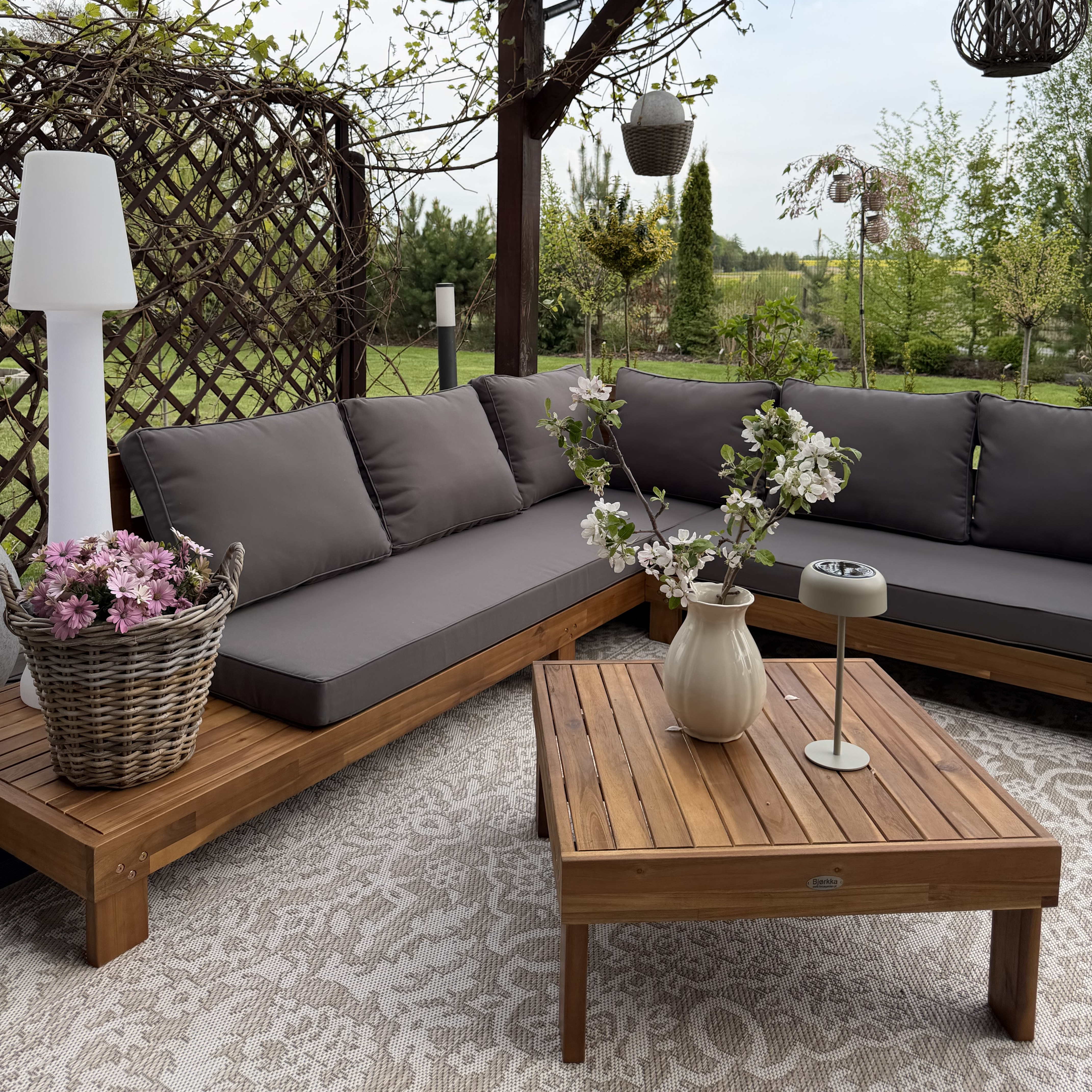 Rohová sedací souprava HAVLA CAFFE dřevěná ACACIA WOOD - BJORKKA fotografie realizace 1