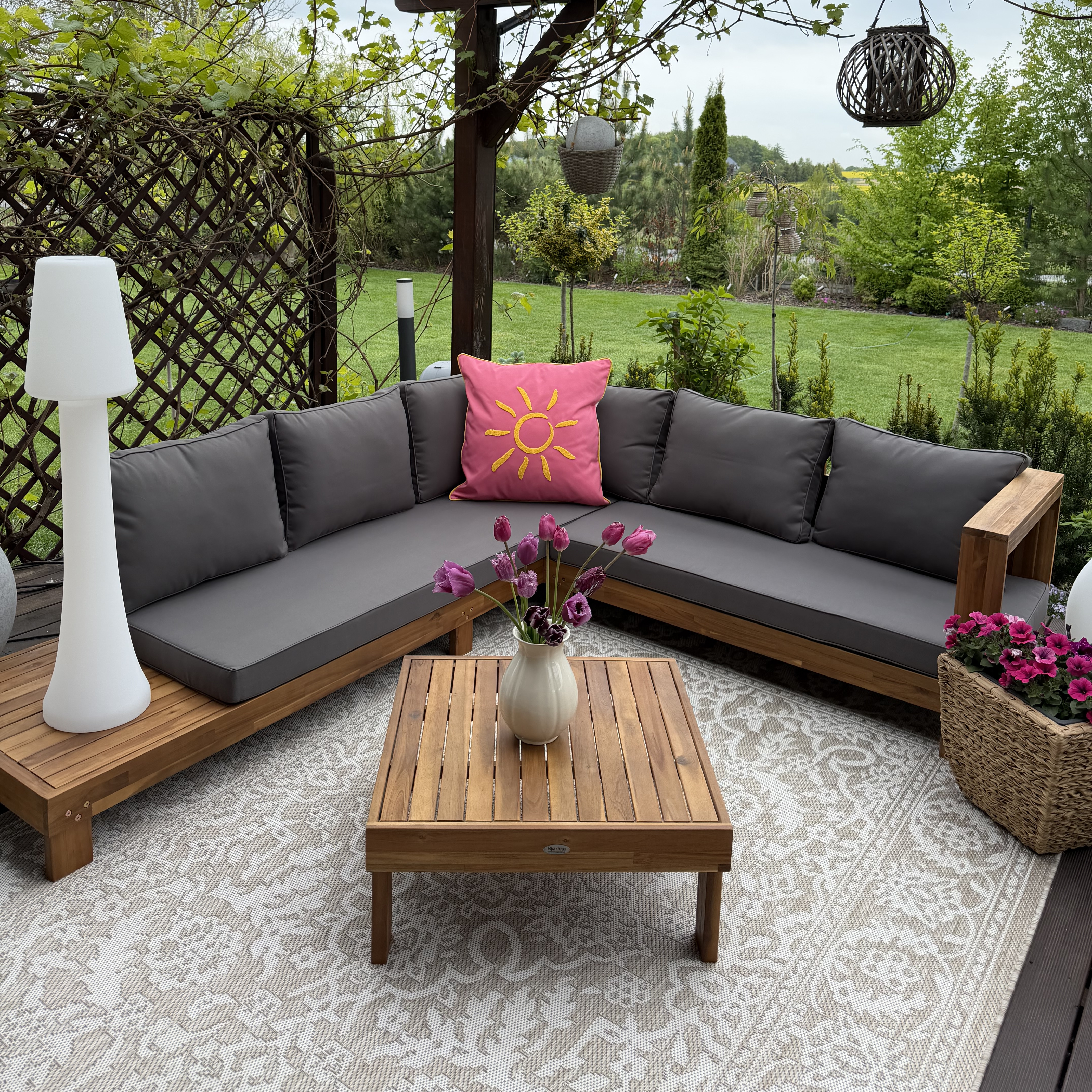 Rohová sedací souprava HAVLA CAFFE dřevěná ACACIA WOOD - BJORKKA fotografie realizace 2