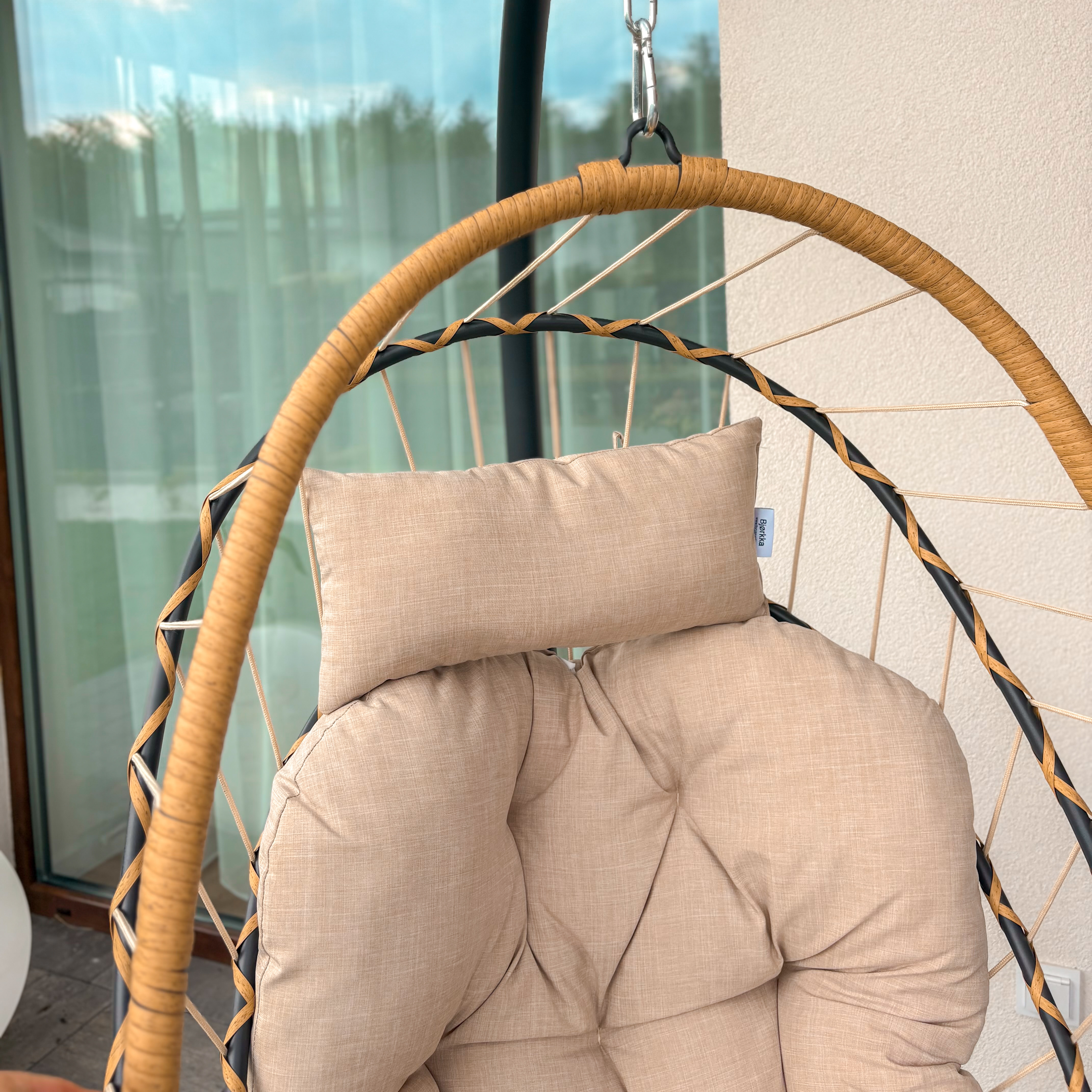 Zahradní houpačka kokon MILOS Beige - Bjørkka fotografie realizace 2