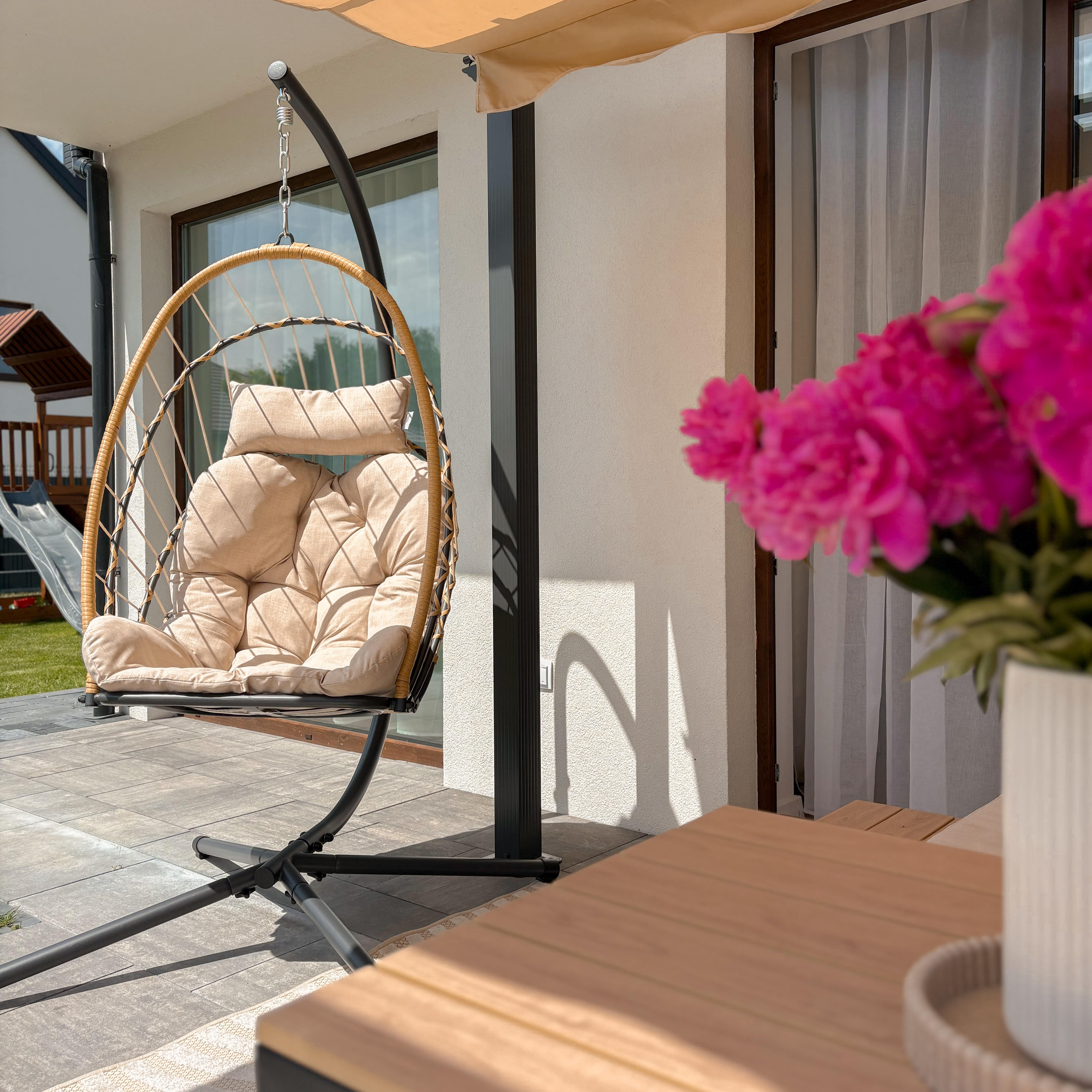Zahradní houpačka kokon MILOS Beige - Bjørkka fotografie realizace 4