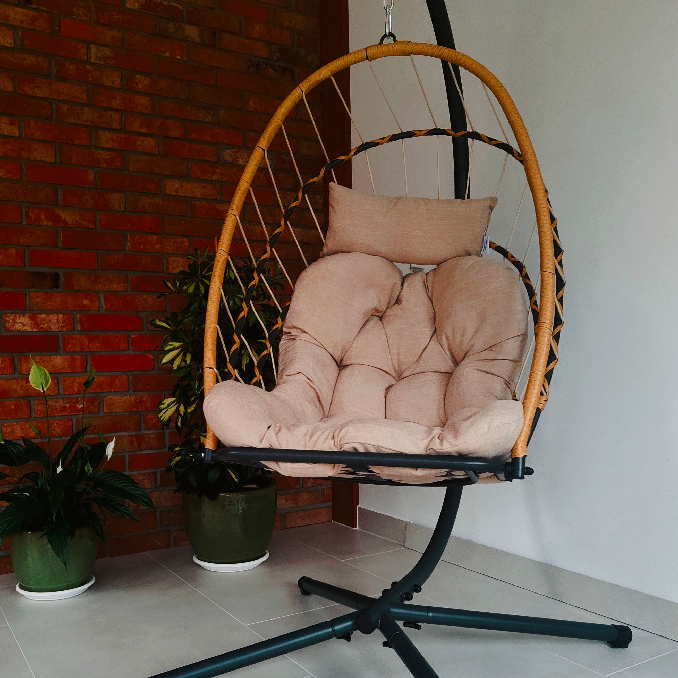 Zahradní houpačka kokon MILOS Beige - Bjørkka fotografie realizace 7