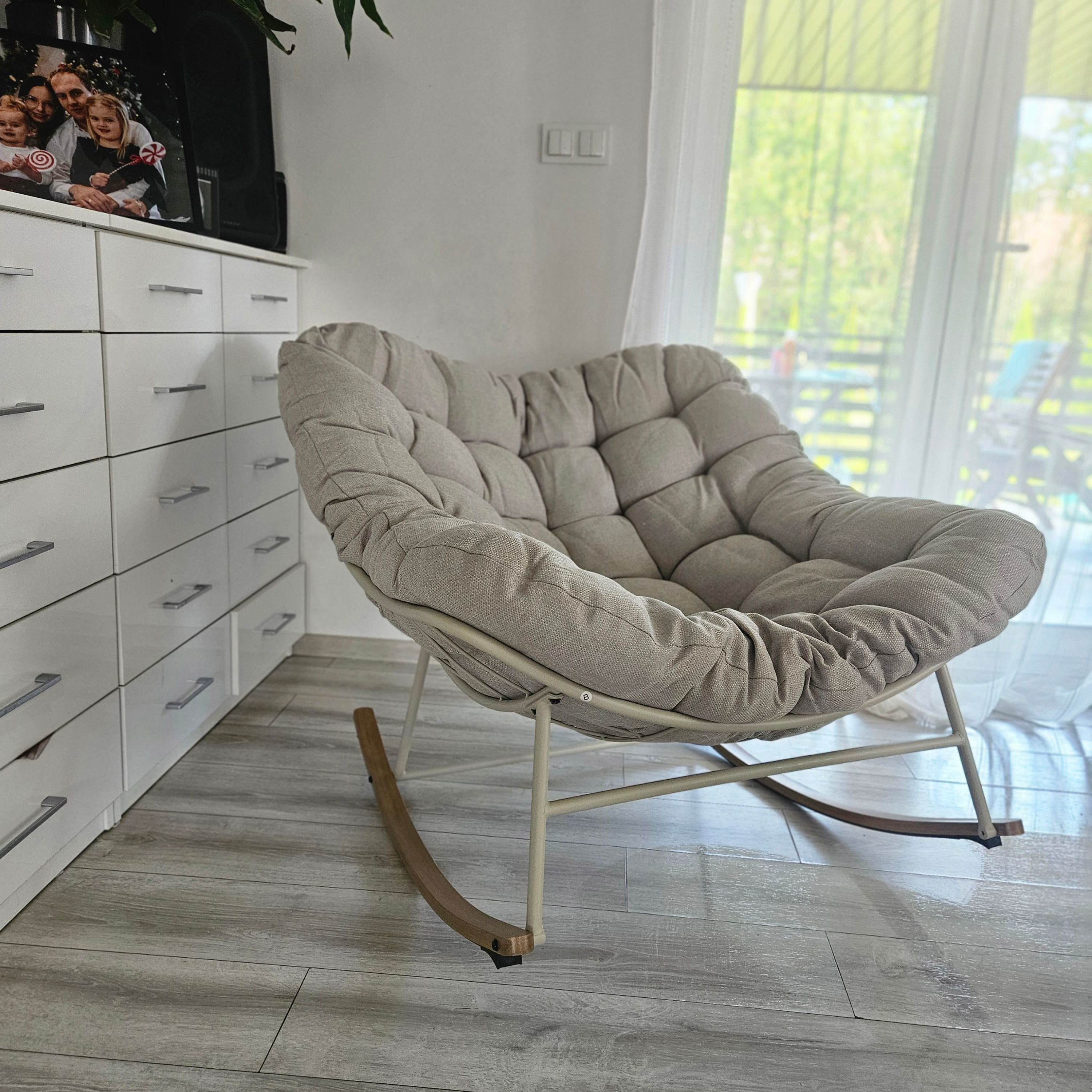 Houpací křeslo RONDA světle béžové - BJORKKA fotografie realizace 7