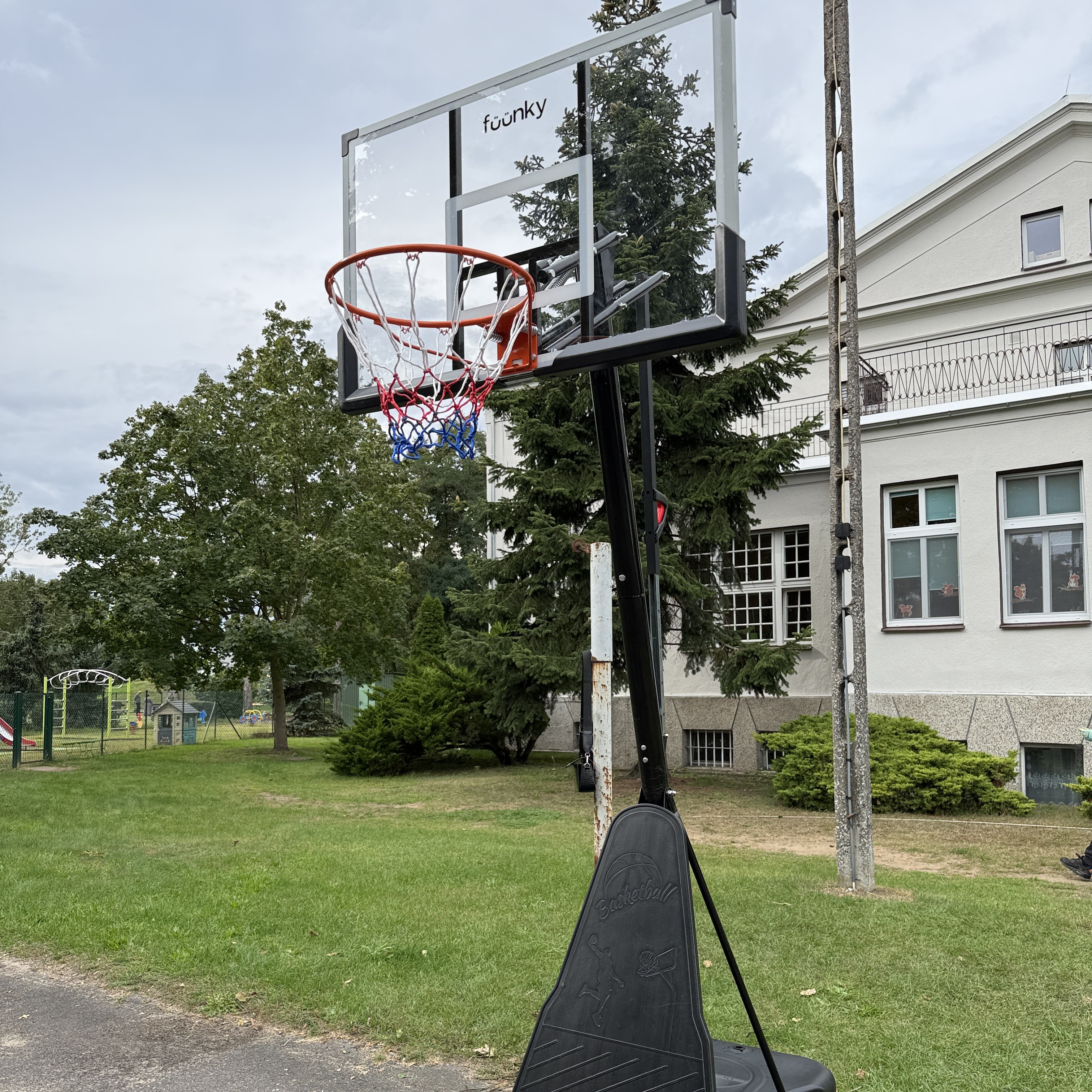 Mobilní basketbalový koš na zahradu 245-305 cm - Fuunky fotografie realizace 4