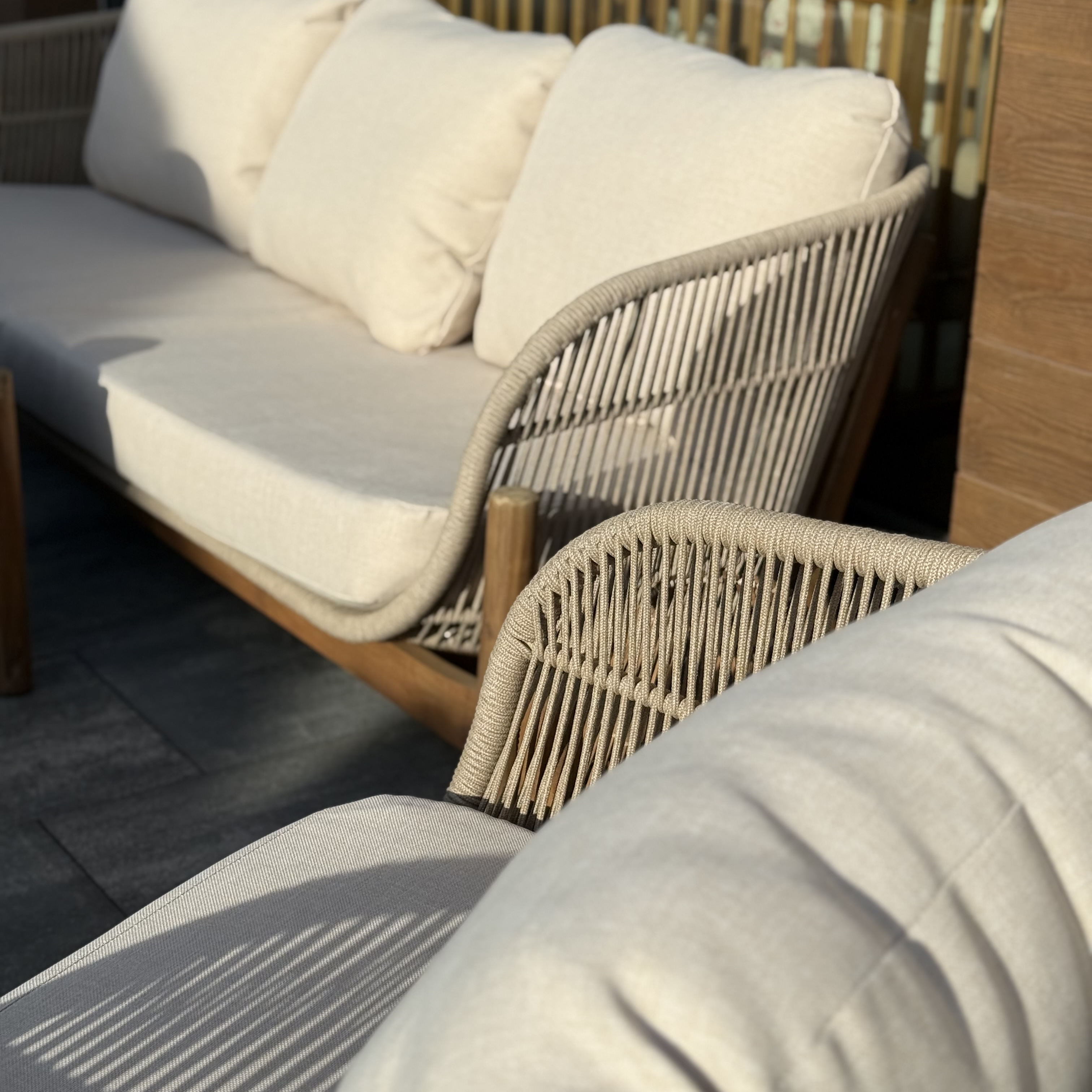 Zahradní sestava BERGEN CAFFE MAX Acacia Wood - Bjørkka fotografie realizace 2