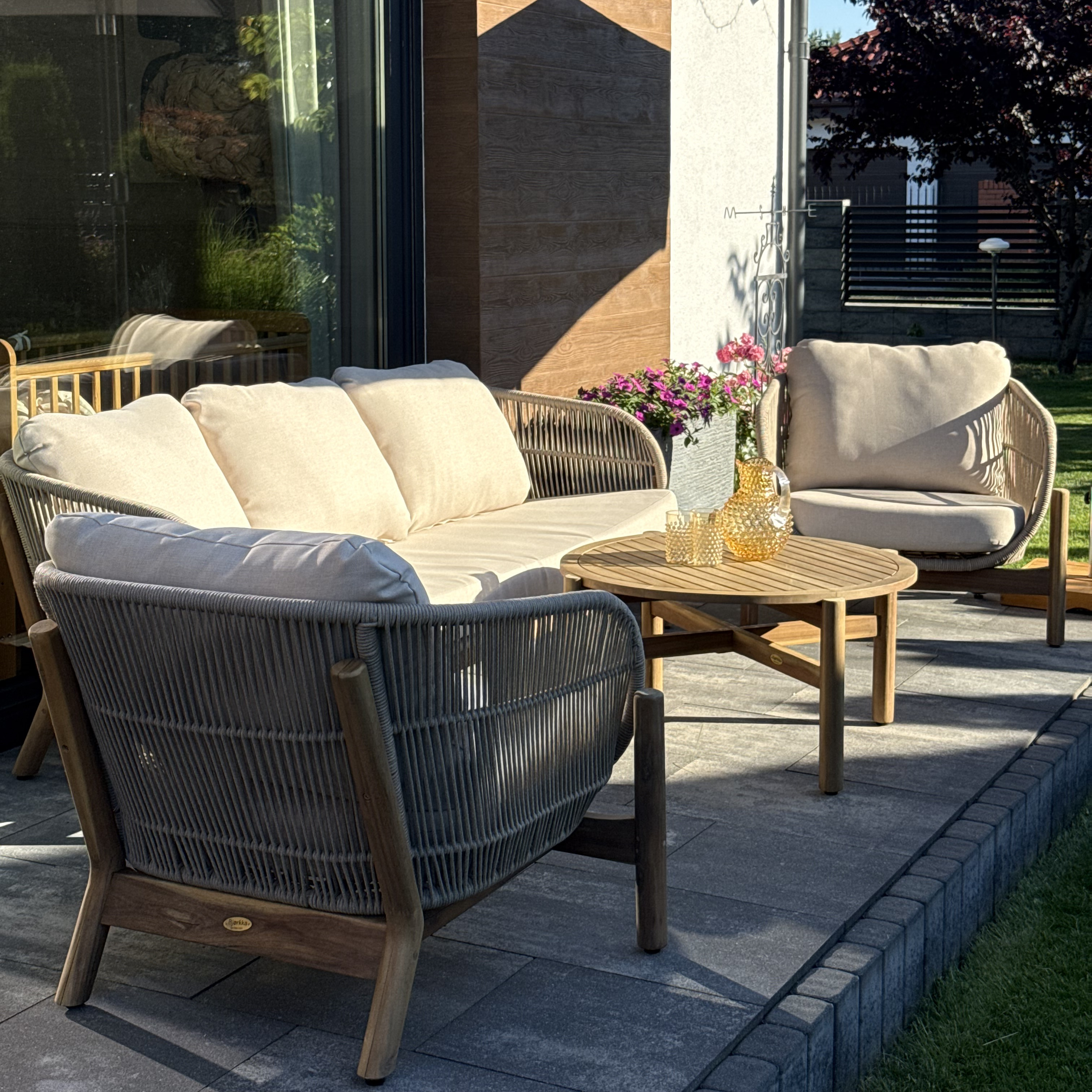 Zahradní sestava BERGEN CAFFE MAX Acacia Wood - Bjørkka fotografie realizace 3