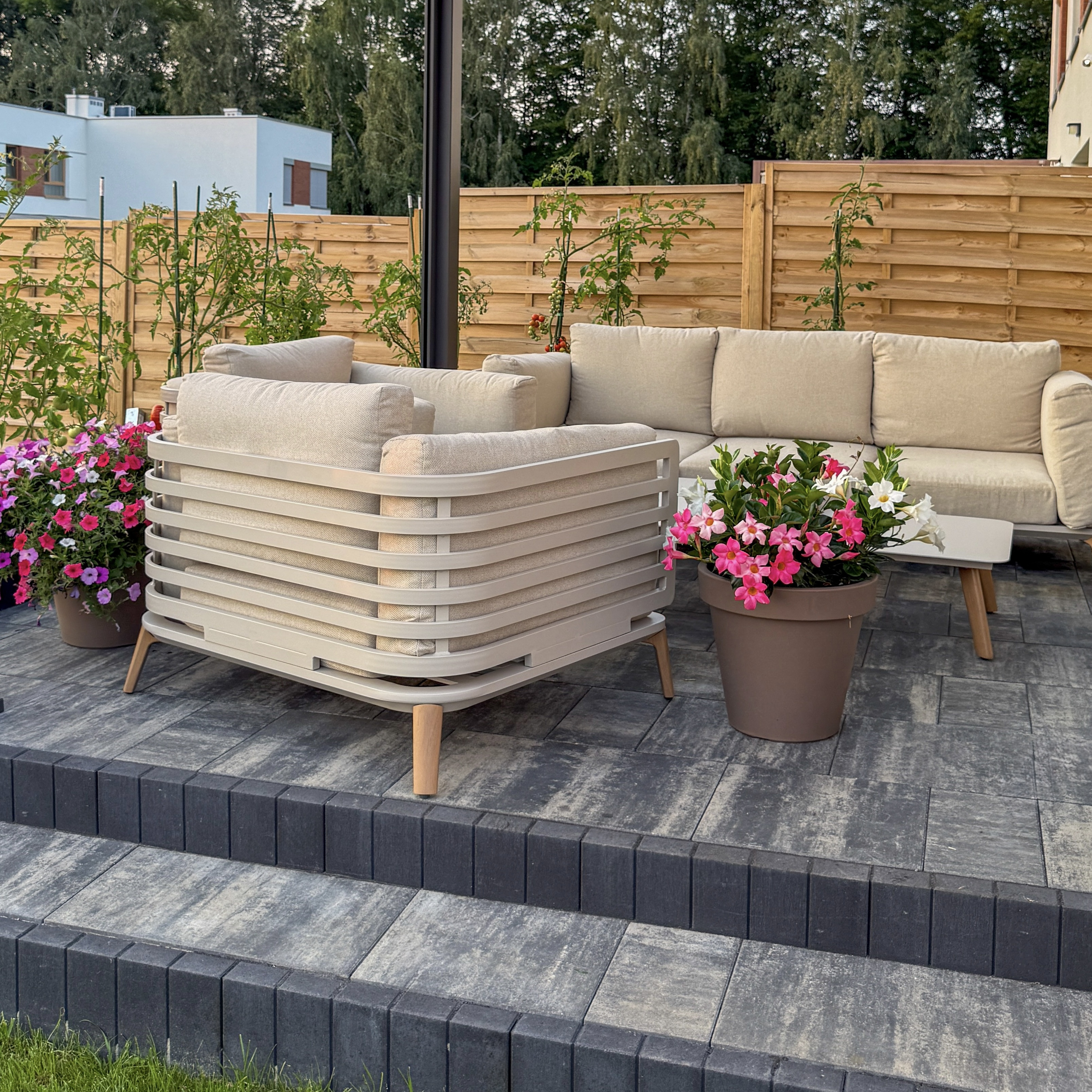 Polohovací zahradní sestava RADISSON CAFFE Beige - Furrore fotografie realizace 2