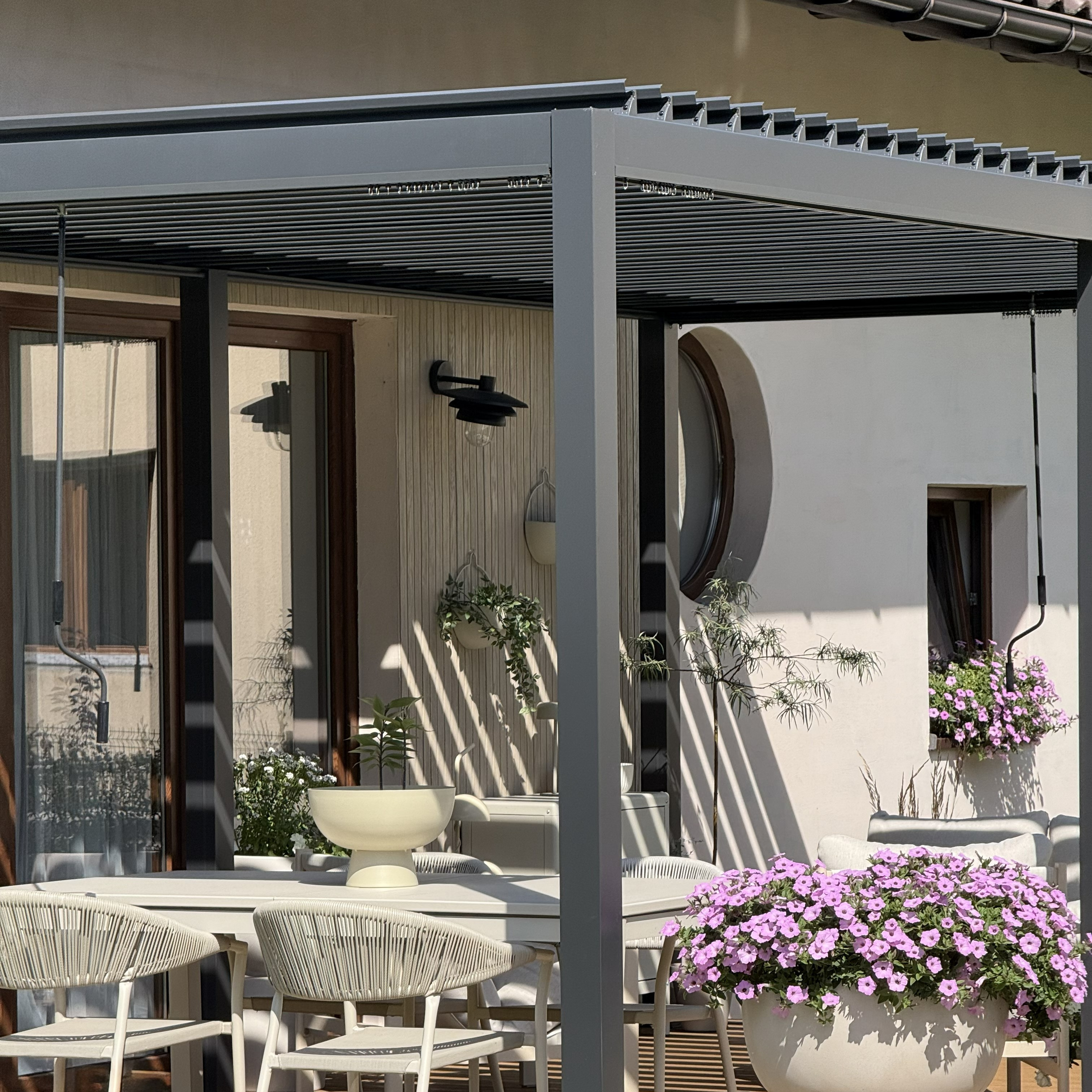Zahradní pergola PRIMARY 3x5.8 antracitová - Gutroof fotografie realizace 1