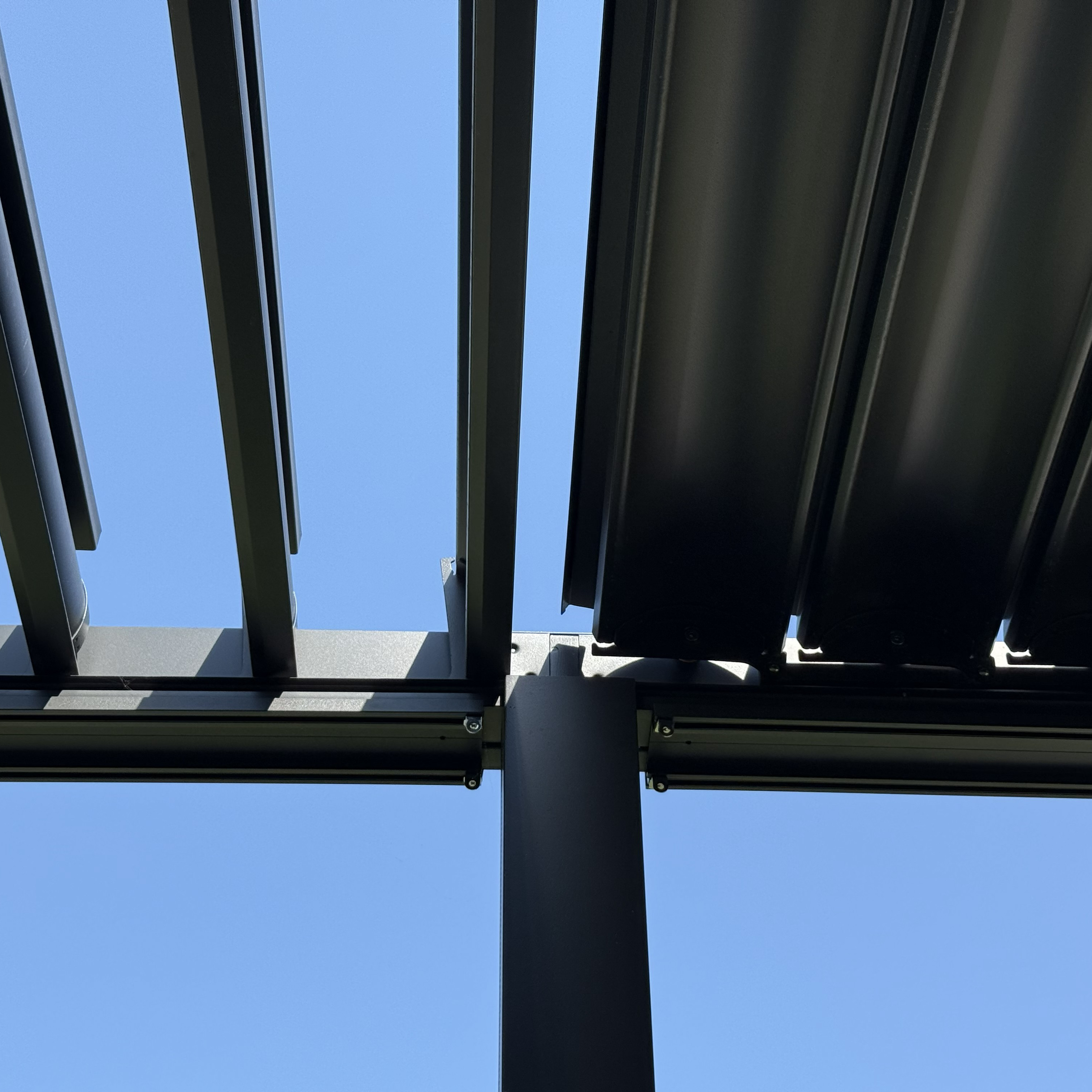Zahradní pergola PRIMARY 3x5.8 antracitová - Gutroof fotografie realizace 5