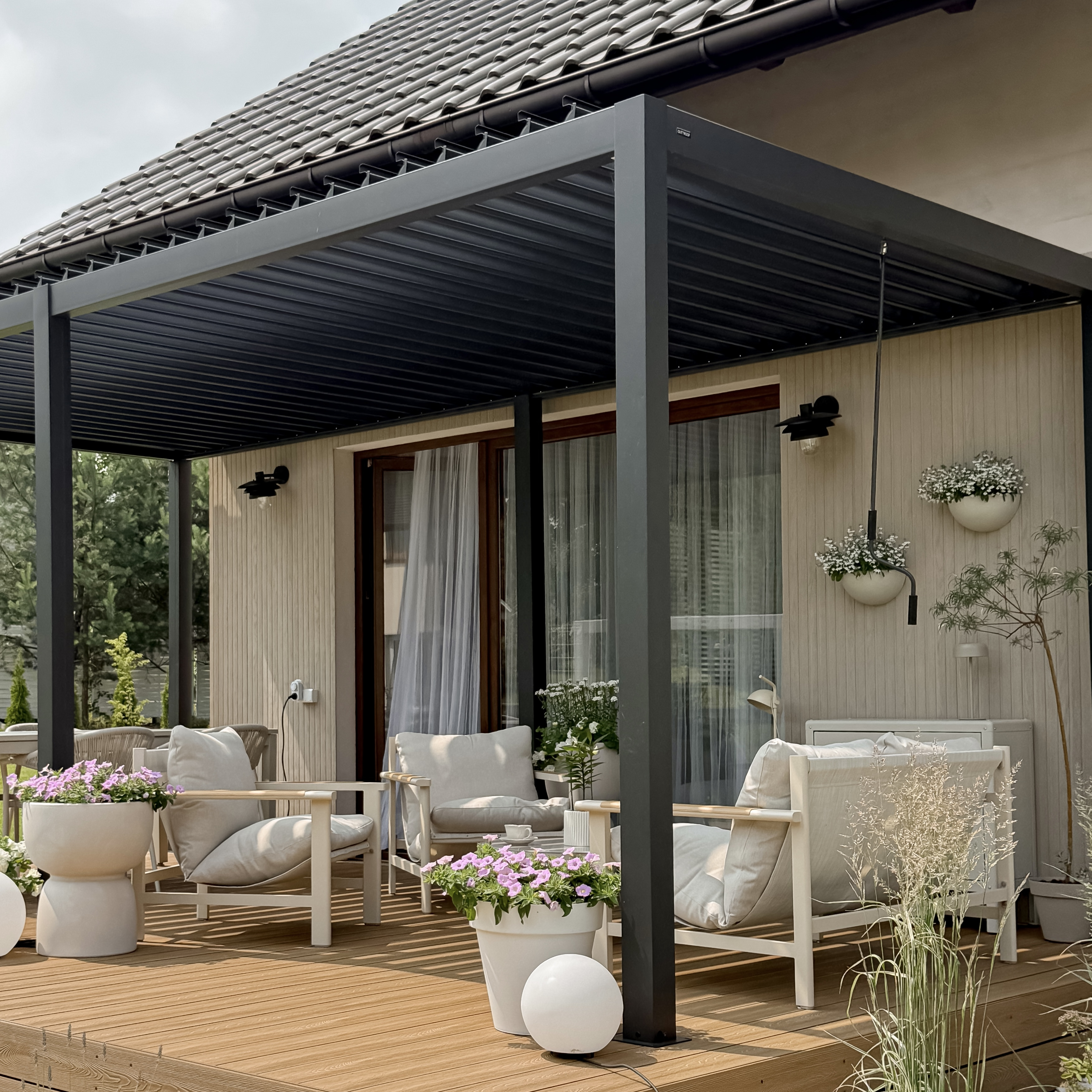 Zahradní pergola PRIMARY 3x5.8 antracitová - Gutroof fotografie realizace 9