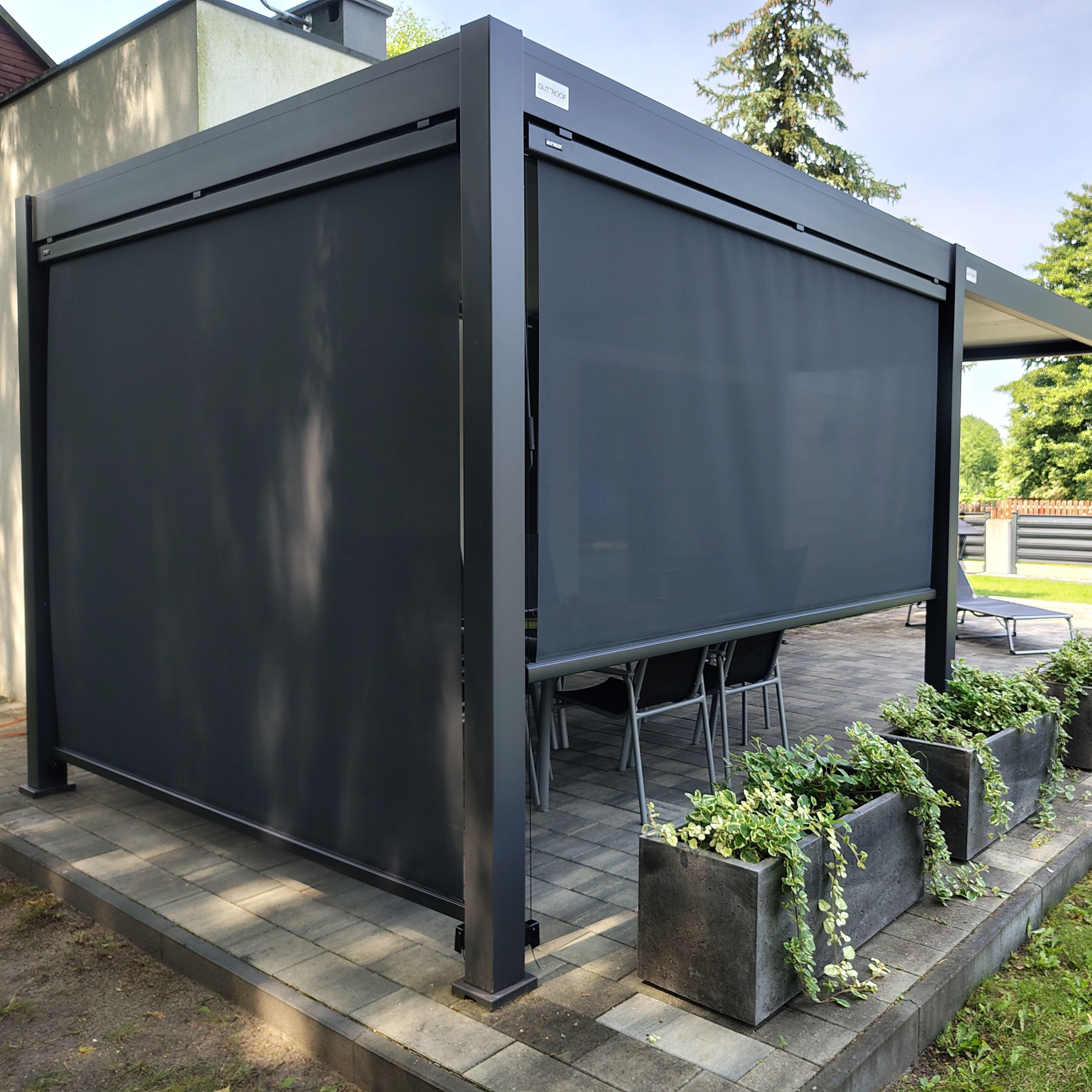 Závesná roleta pro pergolu PRIMARY 3 m Antracit - Gutroof fotografie realizace 2