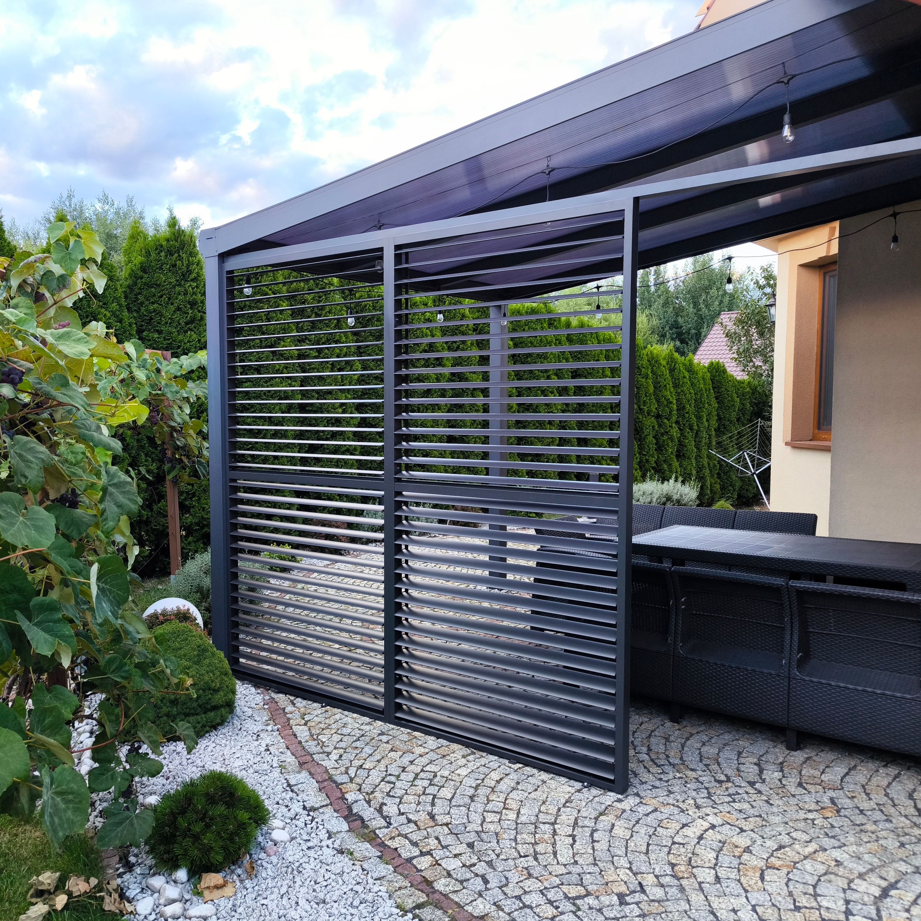 Nastavitelný lamellový panel pro pergolu PRIMARY 1,3 m, antracit - GUTROOF fotografie realizace 12