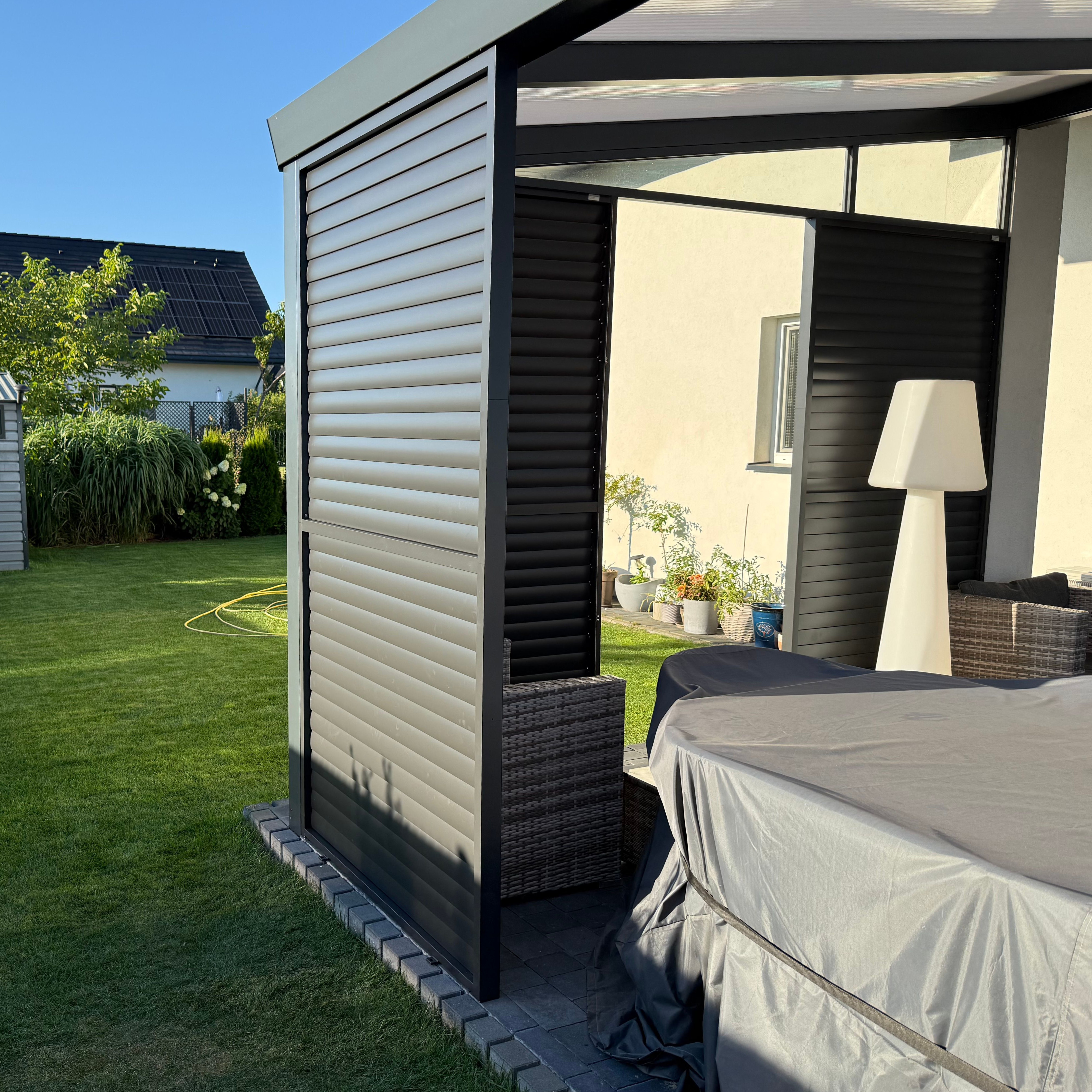 Nastavitelný lamellový panel pro pergolu PRIMARY 1,3 m, antracit - GUTROOF fotografie realizace 4