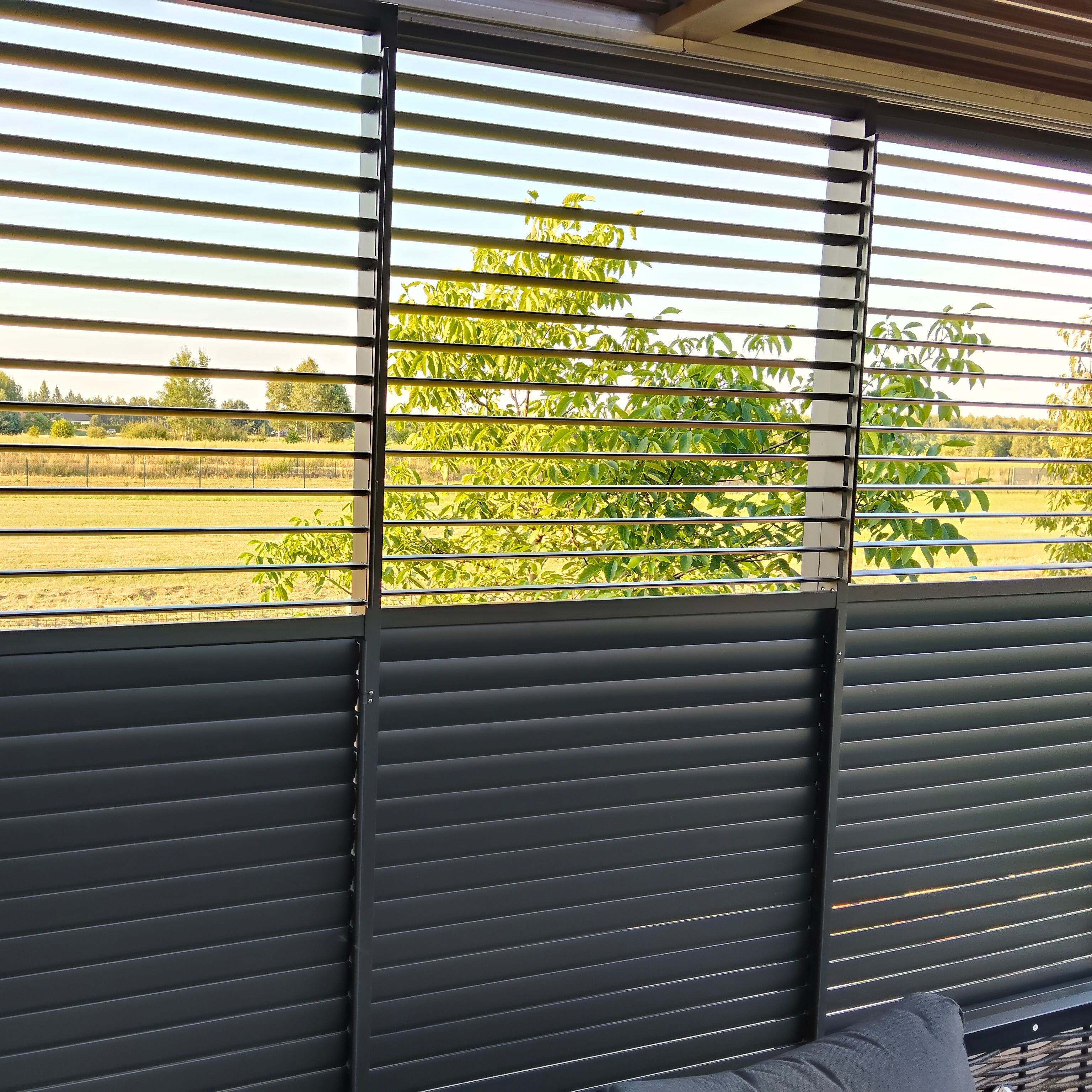 Nastavitelný lamellový panel pro pergolu PRIMARY 1,3 m, antracit - GUTROOF fotografie realizace 5