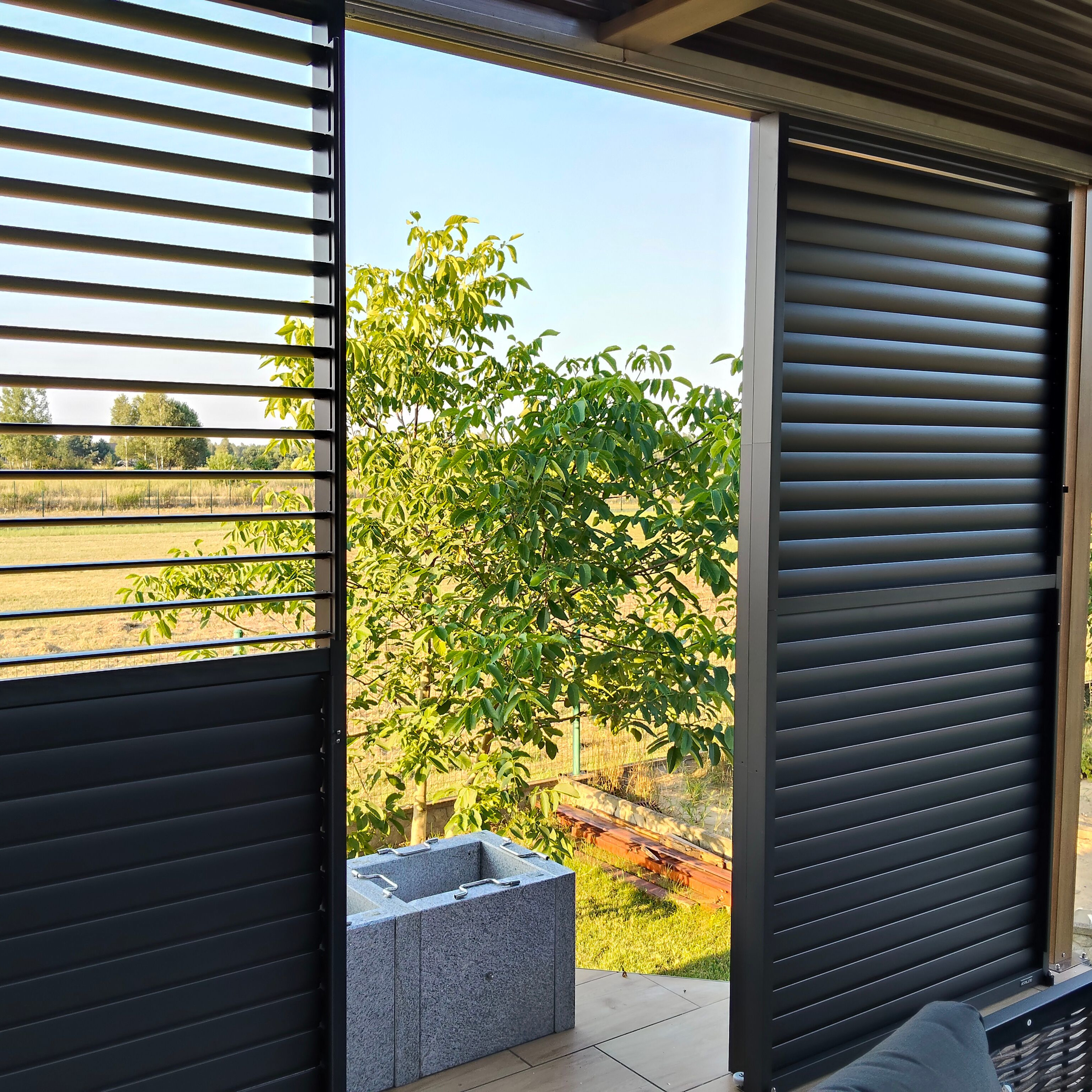 Nastavitelný lamellový panel pro pergolu PRIMARY 1,3 m, antracit - GUTROOF fotografie realizace 6