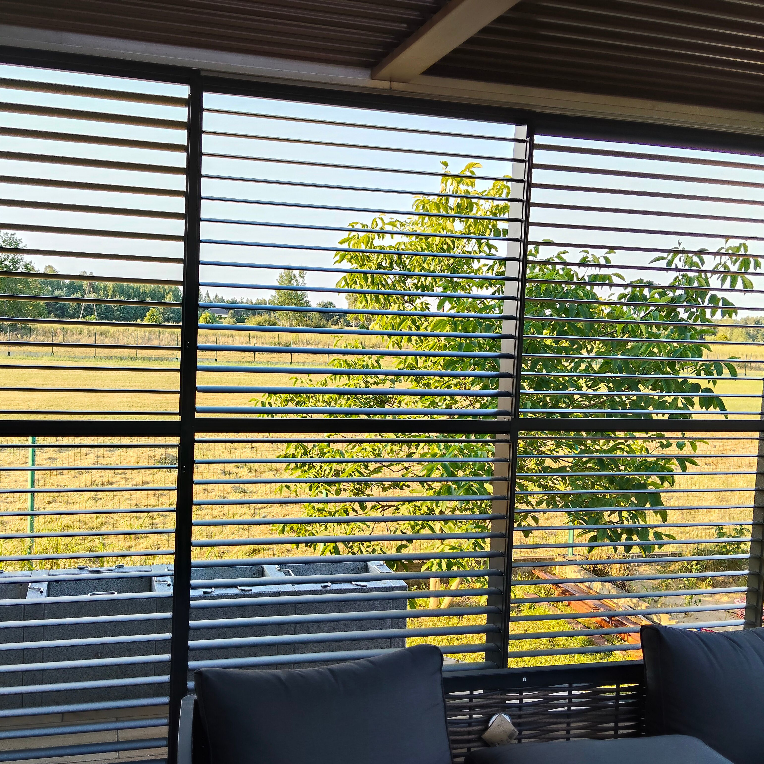 Nastavitelný lamellový panel pro pergolu PRIMARY 1,3 m, antracit - GUTROOF fotografie realizace 7