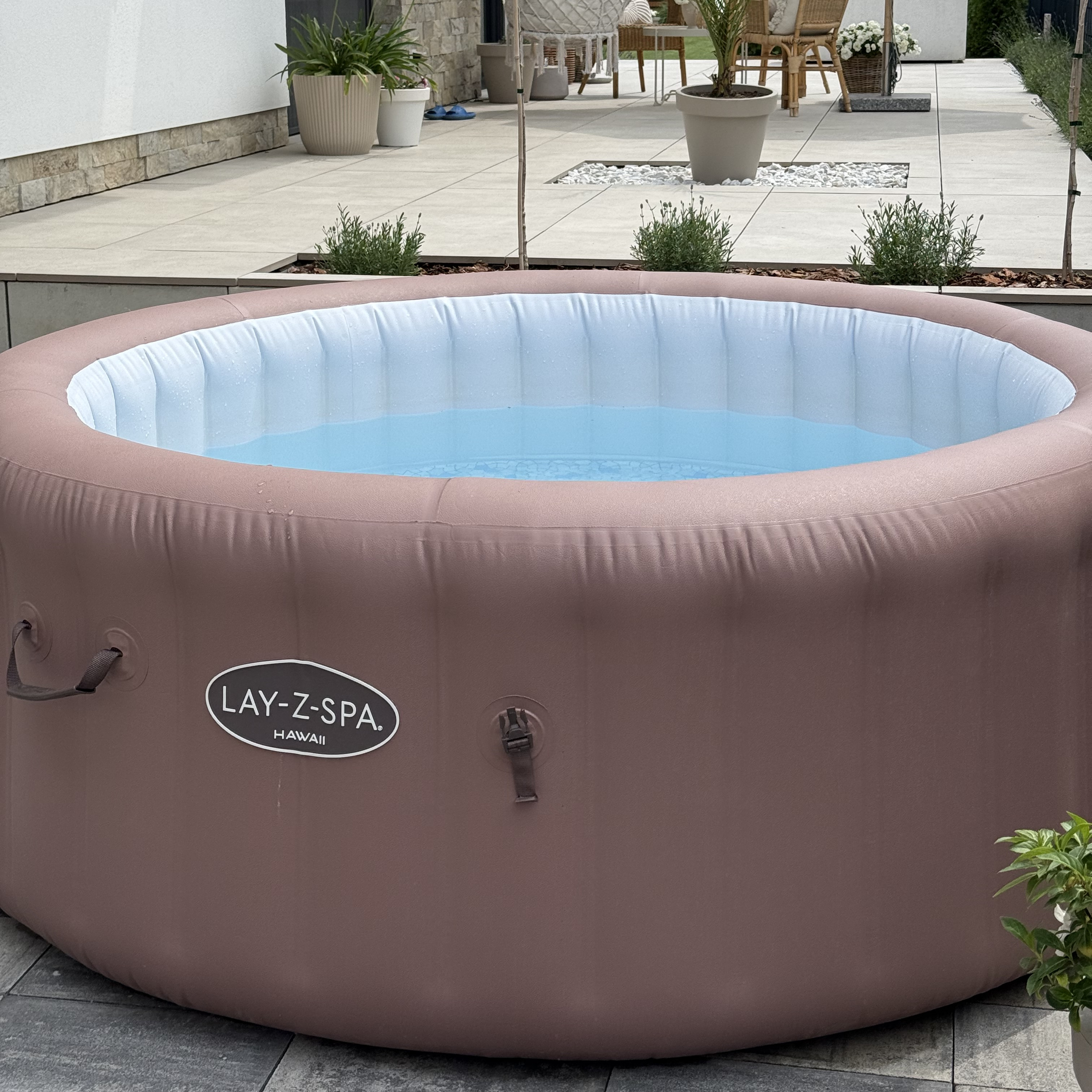 Nafukovací vířivka LAY-Z-SPA® HAWAII SMART AIRJET™  pro 4-6 osob Terracotta Round - BESTWAY 6001G fotografie realizace 1