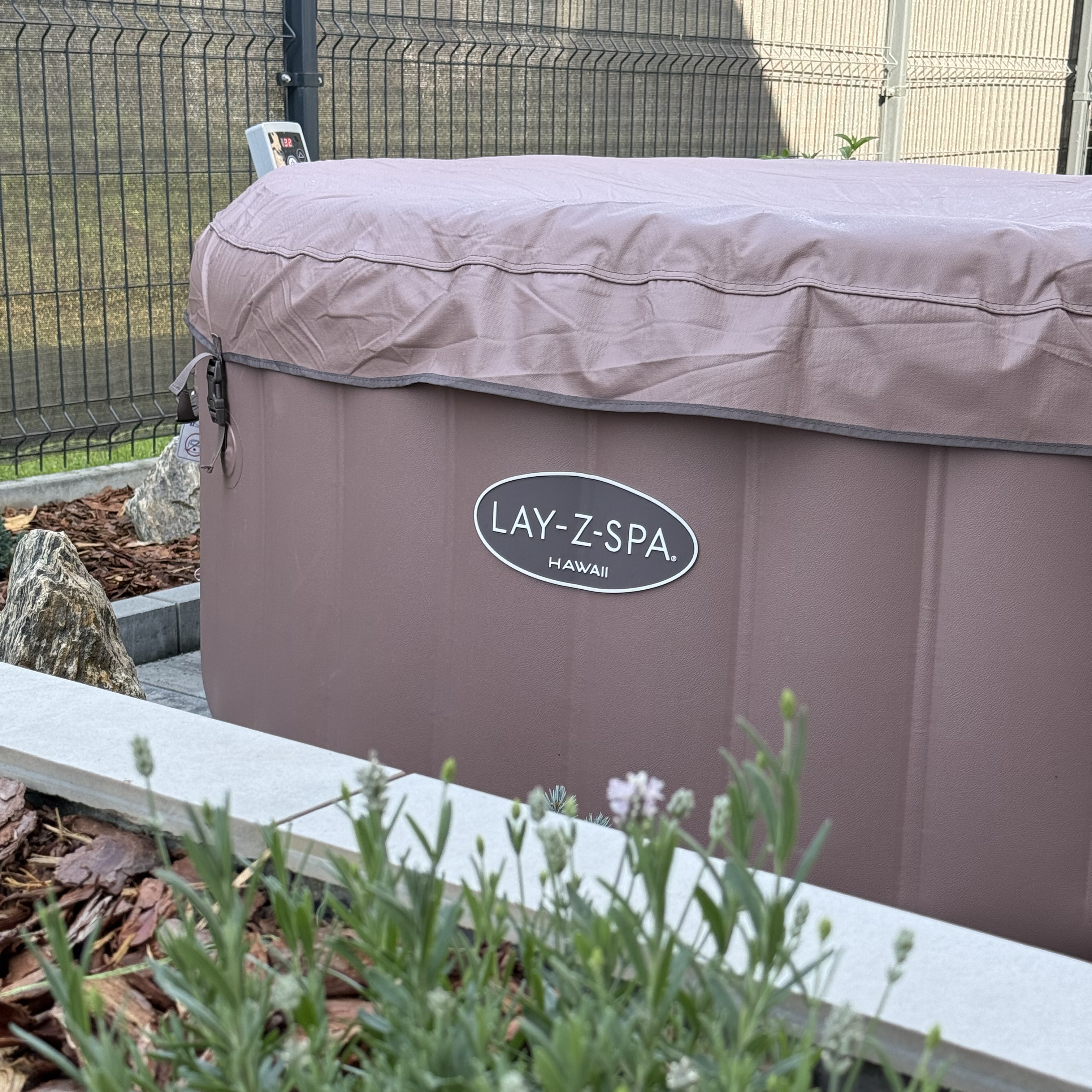 Nafukovací vířivka LAY-Z-SPA® HAWAII SMART AIRJET™  pro 4-6 osob Terracotta Round - BESTWAY 6001G fotografie realizace 2