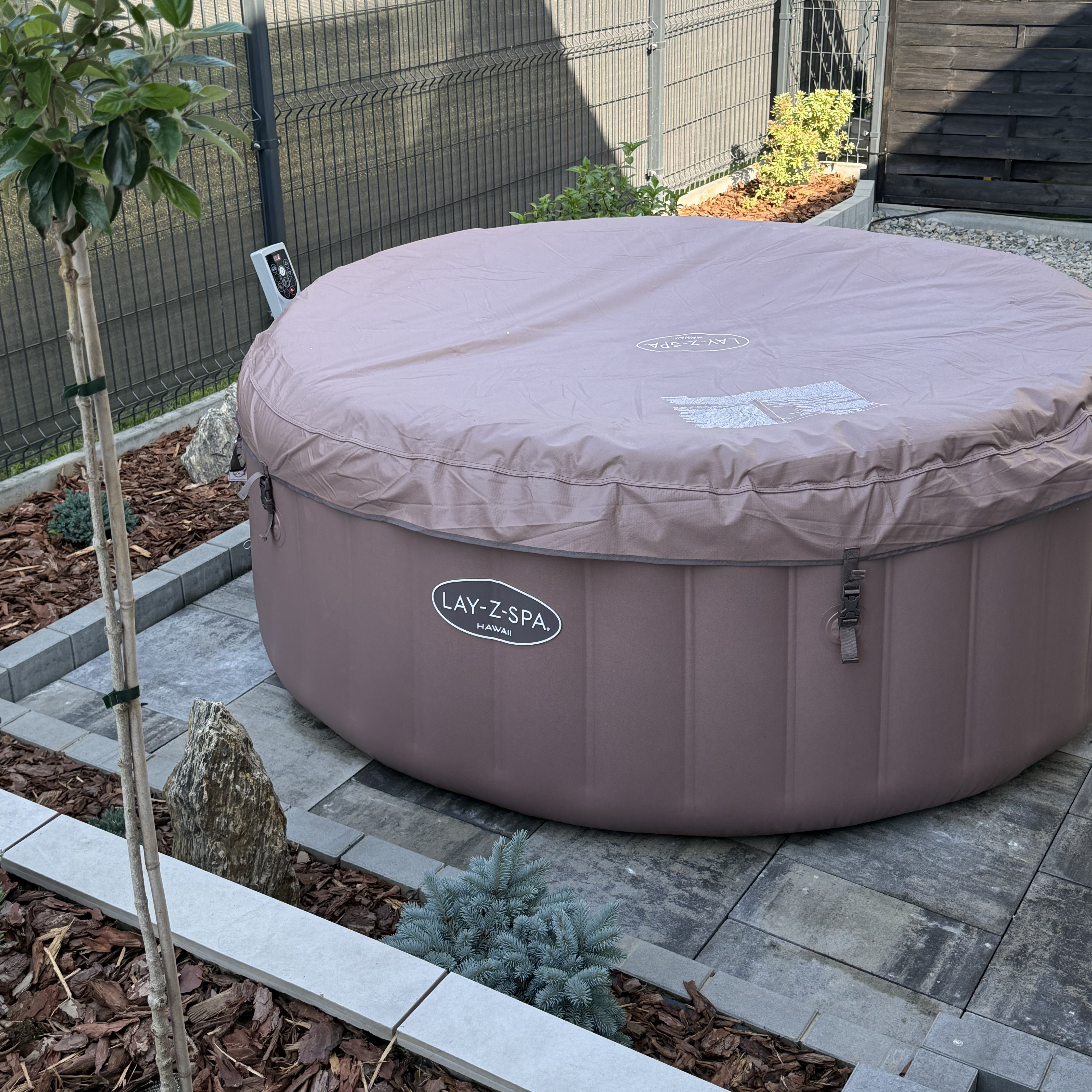 Nafukovací vířivka LAY-Z-SPA® HAWAII SMART AIRJET™  pro 4-6 osob Terracotta Round - BESTWAY 6001G fotografie realizace 3