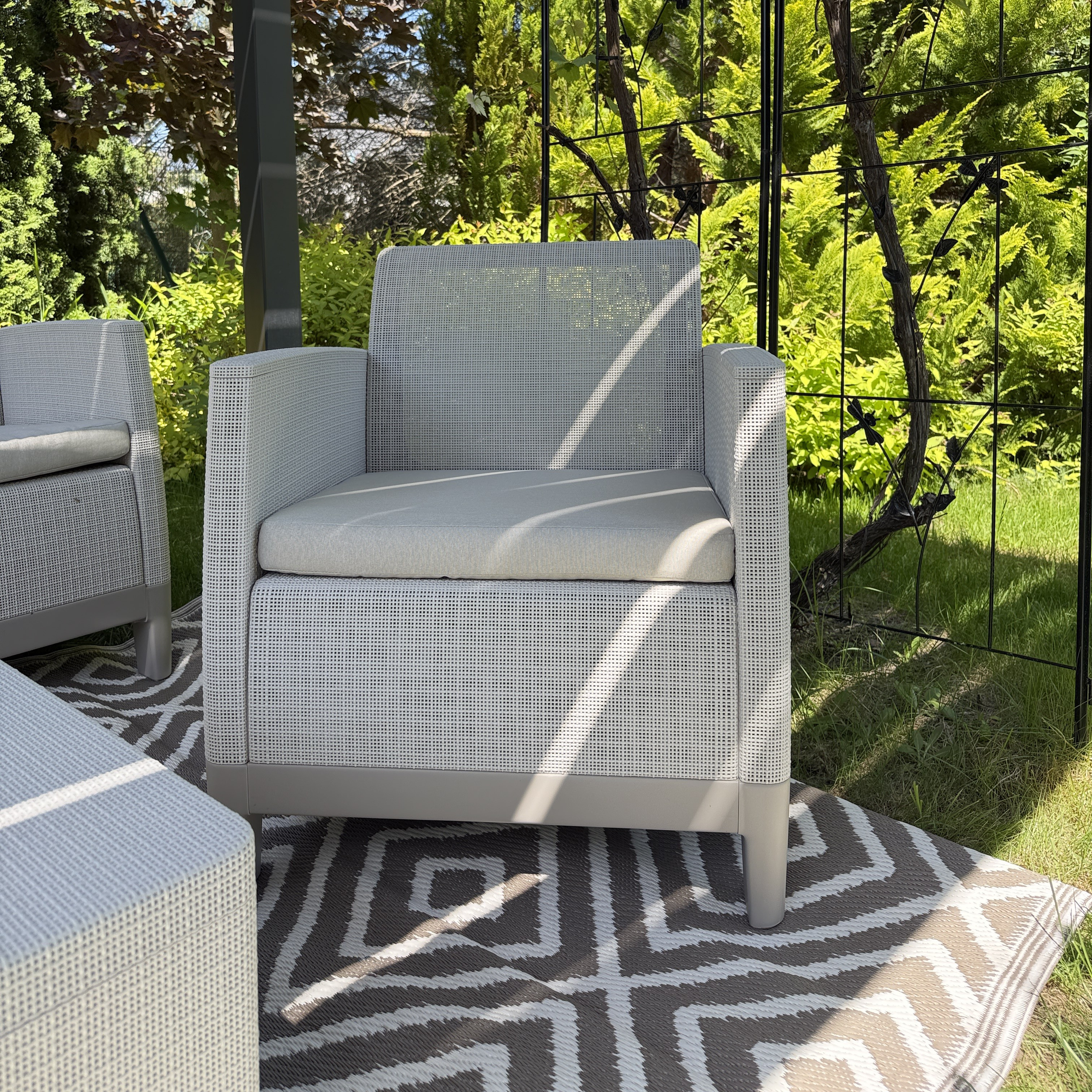 Zahradní nábytek Scandi Forma Pebble Grey-Soft Beige/oat - Keter fotografie realizace 2
