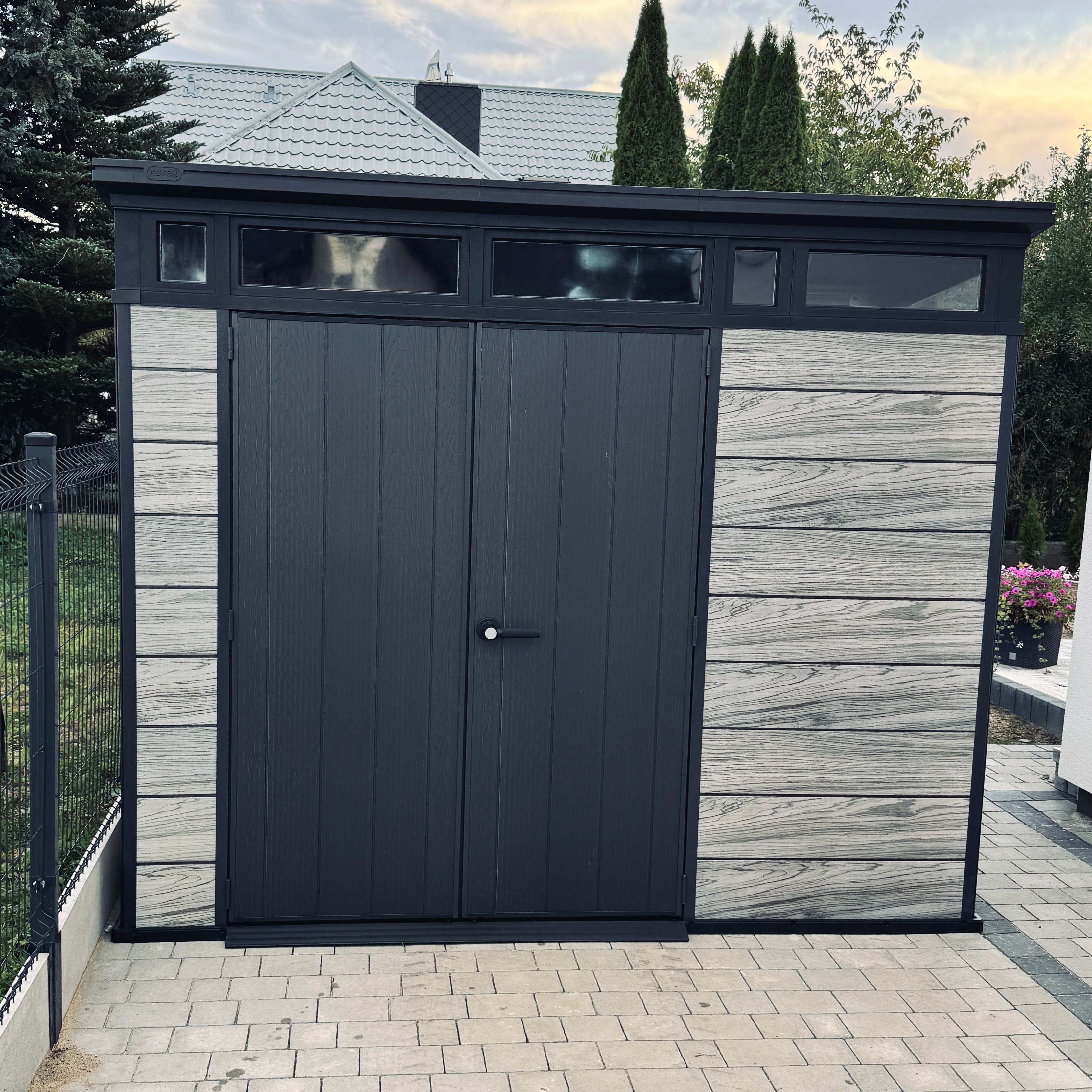 Zahradní domek PENTHOUSE 9x7 STORM GREY Signature Collection - Keter fotografie realizace 2