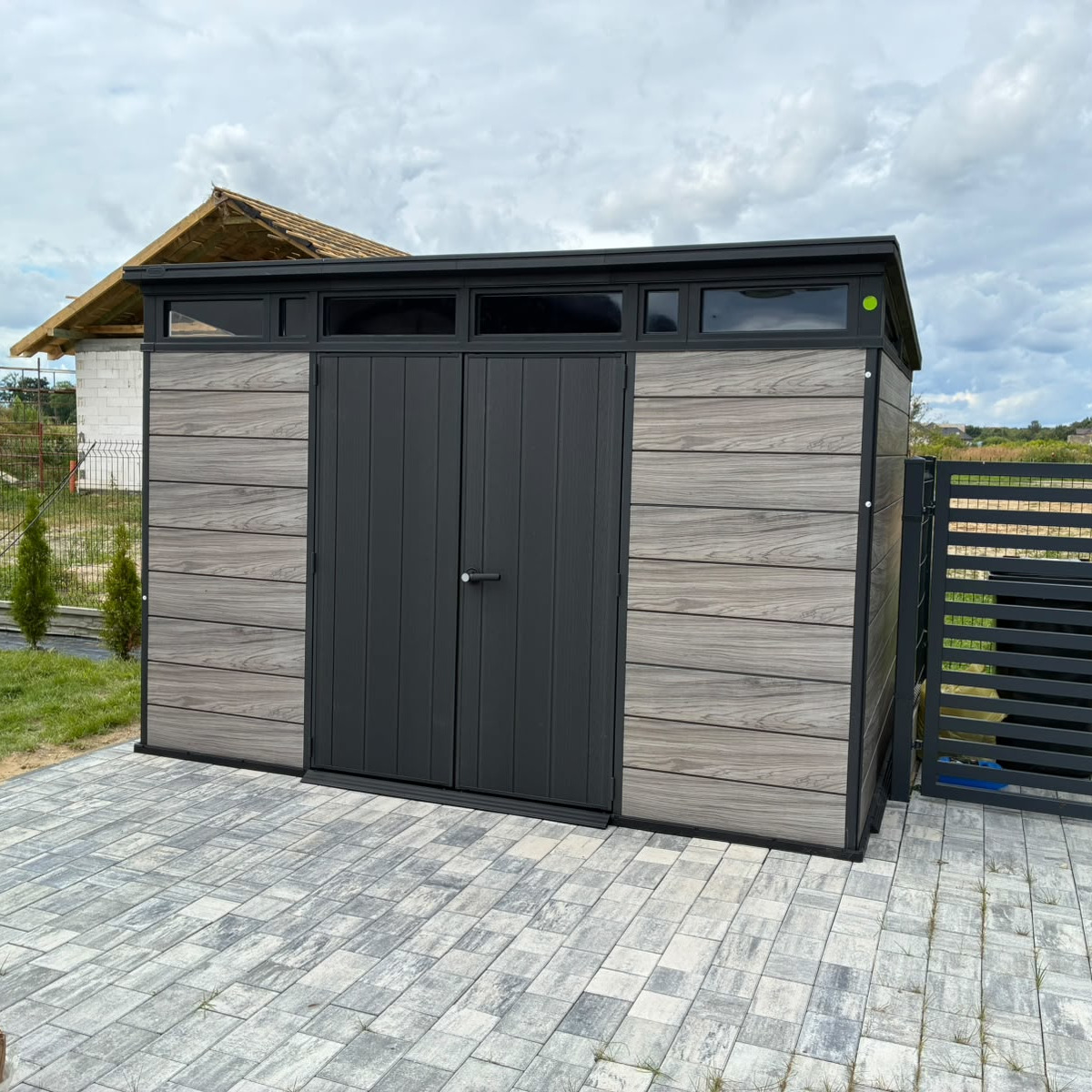 Zahradní domek Keter PENTHOUSE 11x7 Storm Grey fotografie realizace 2