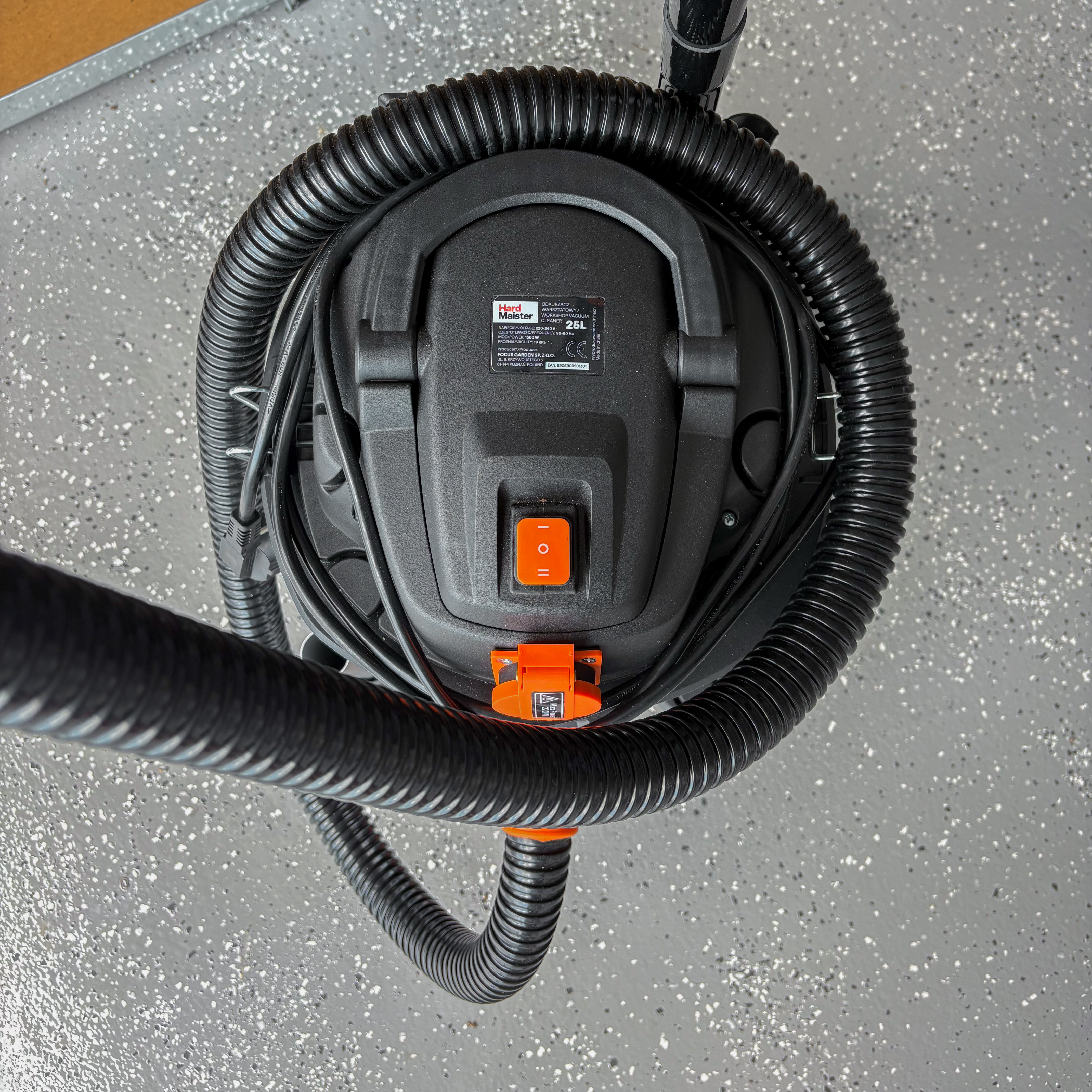 Průmyslový vysavač HardMaister 1300W, 25l fotografie realizace 1
