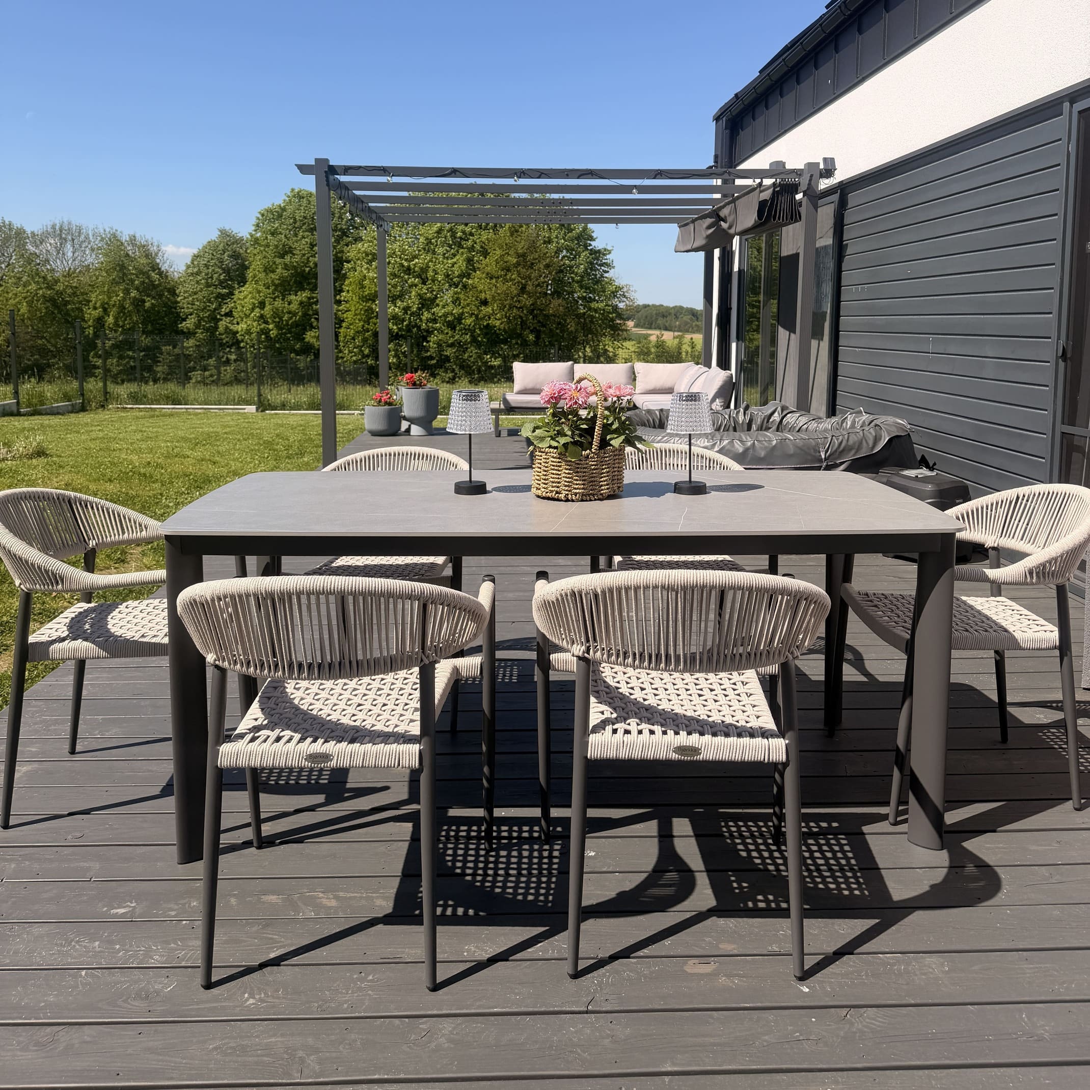 Zahradní jídelní set ARDEN 6+1 Nature/Dark Grey - Bjørkka fotografie realizace 3