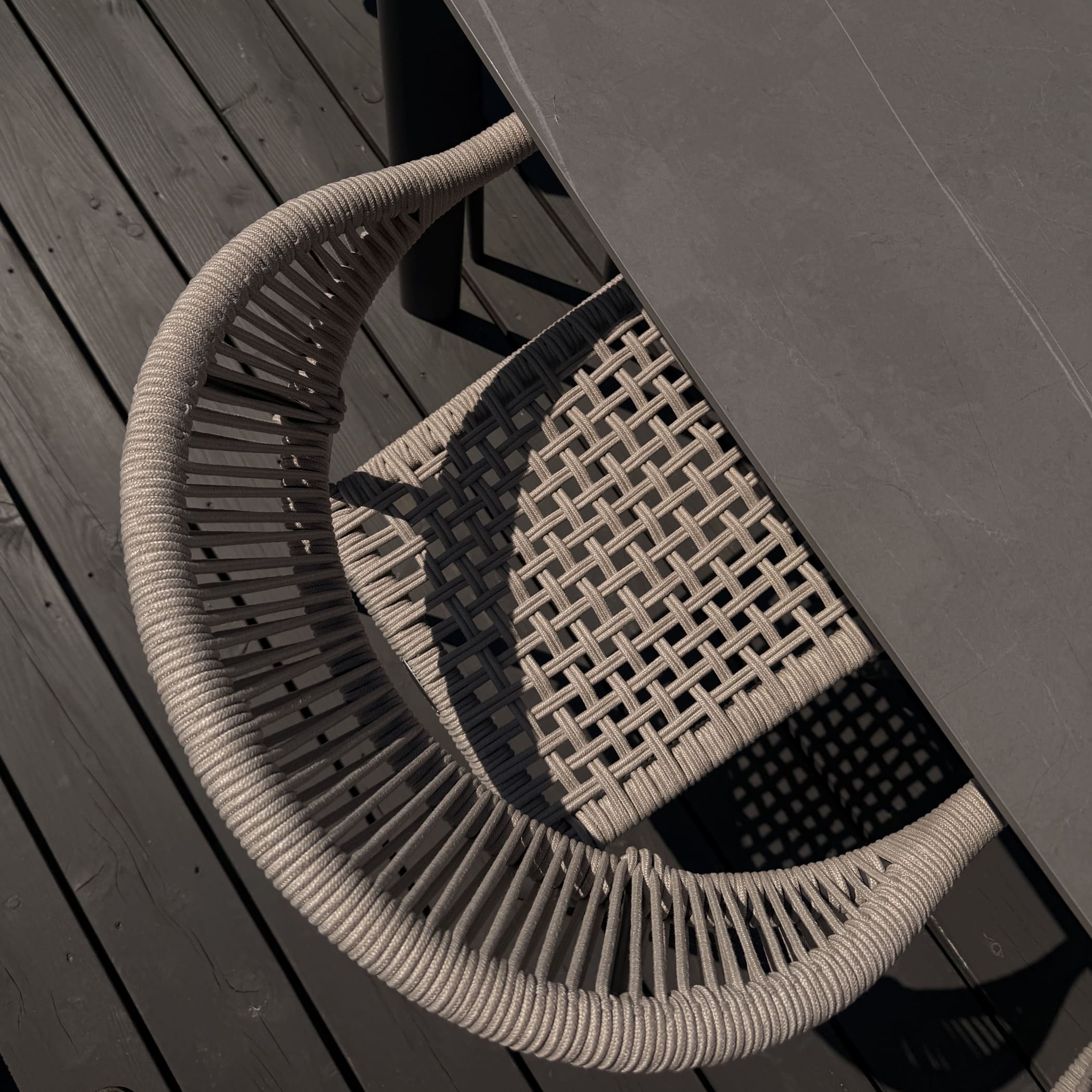 Zahradní jídelní set ARDEN 6+1 Nature/Dark Grey - Bjørkka fotografie realizace 4