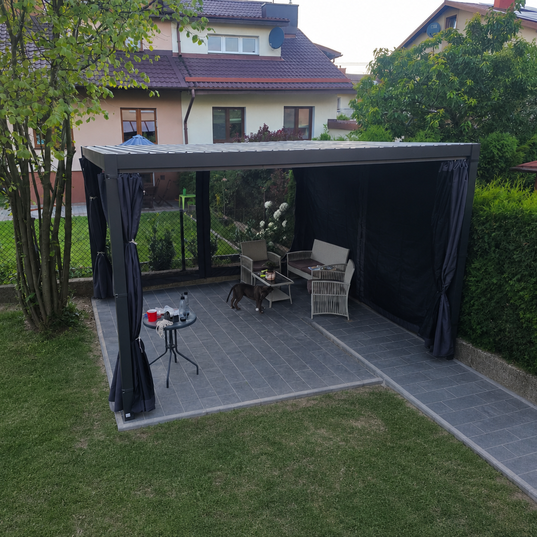 Boční stěnové závěsy s moskytiérou pro pergolu PRIMARY 4x4 antracit - GUTROOF fotografie realizace 1